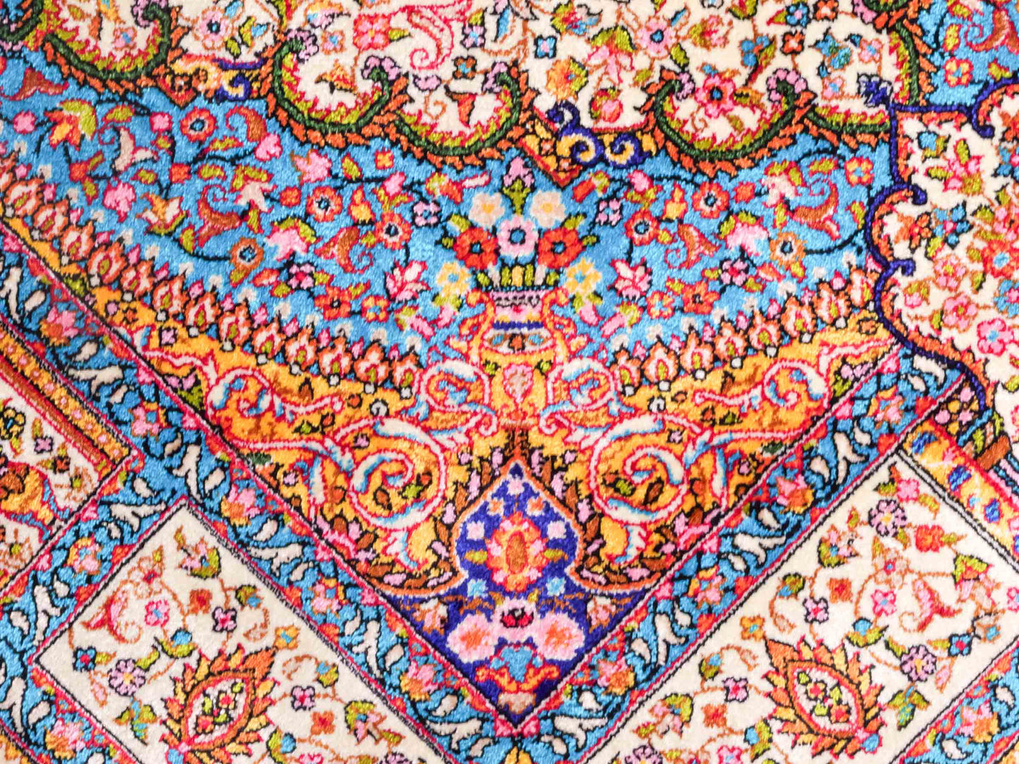 Ghom Maschinenteppich "Homay" 90 x 60 cm aus pflanzlicher Seide (Viskose) mit Medaillon, Cremeweiß, Hellblau. Teppichnummer: V45CT054H. Persian Luxury Collection by Khademi. Made in Iran / Persia – Vertrieb durch JUPITER Intl.