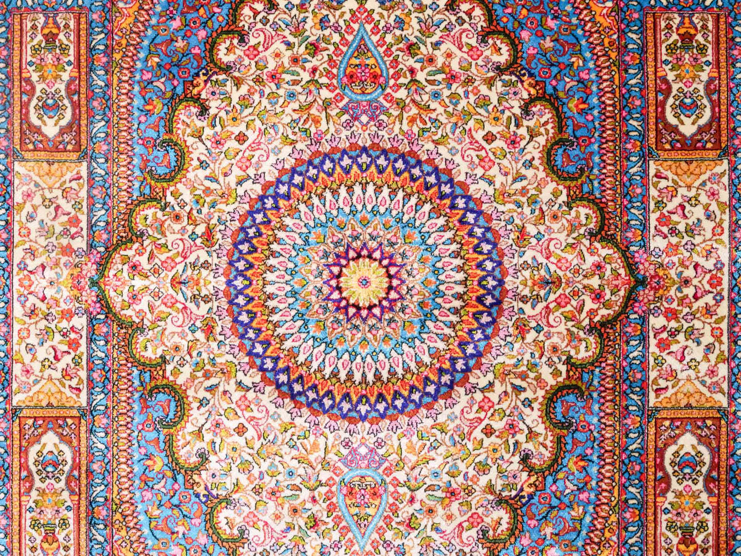 Ghom Maschinenteppich "Homay" 90 x 60 cm aus pflanzlicher Seide (Viskose) mit Medaillon, Cremeweiß, Hellblau. Teppichnummer: V45CT054H. Persian Luxury Collection by Khademi. Made in Iran / Persia – Vertrieb durch JUPITER Intl.