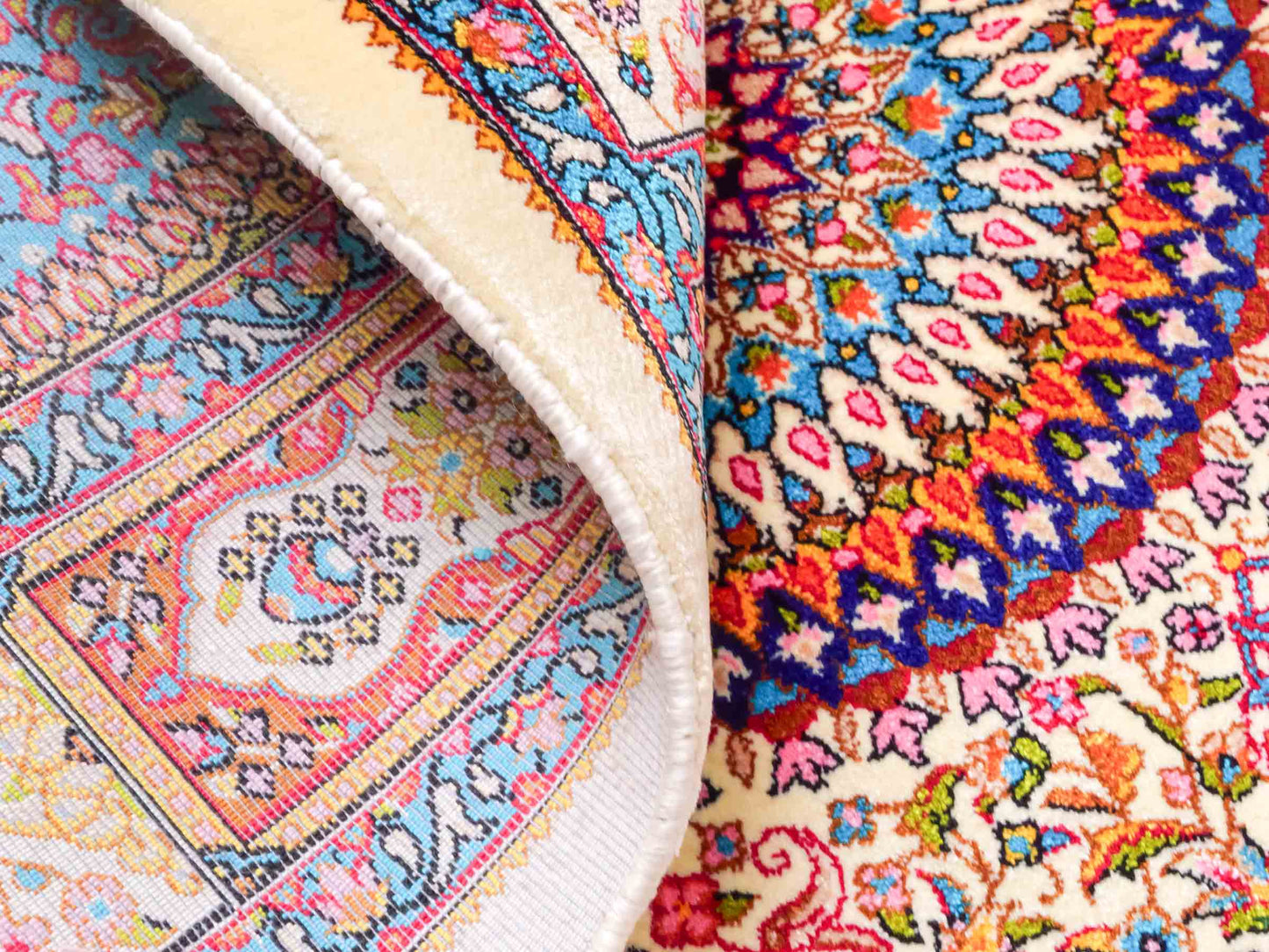 Ghom Maschinenteppich "Homay" 90 x 60 cm aus pflanzlicher Seide (Viskose) mit Medaillon, Cremeweiß, Hellblau. Teppichnummer: V45CT054H. Persian Luxury Collection by Khademi. Made in Iran / Persia – Vertrieb durch JUPITER Intl.