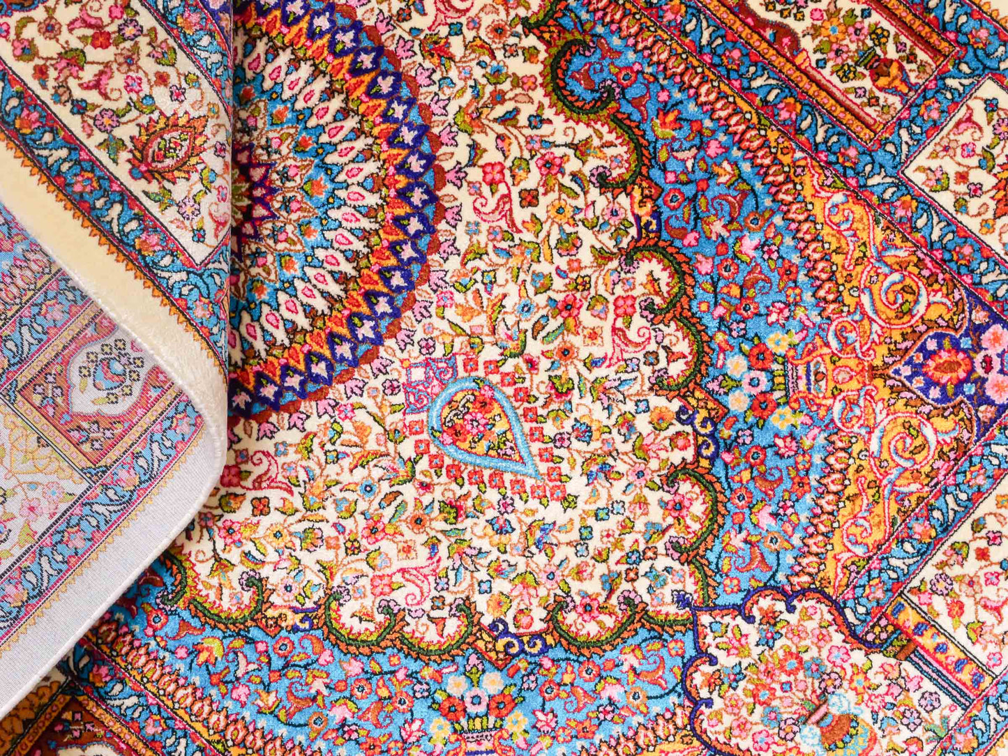 Ghom Maschinenteppich "Homay" 90 x 60 cm aus pflanzlicher Seide (Viskose) mit Medaillon, Cremeweiß, Hellblau. Teppichnummer: V45CT054H. Persian Luxury Collection by Khademi. Made in Iran / Persia – Vertrieb durch JUPITER Intl.