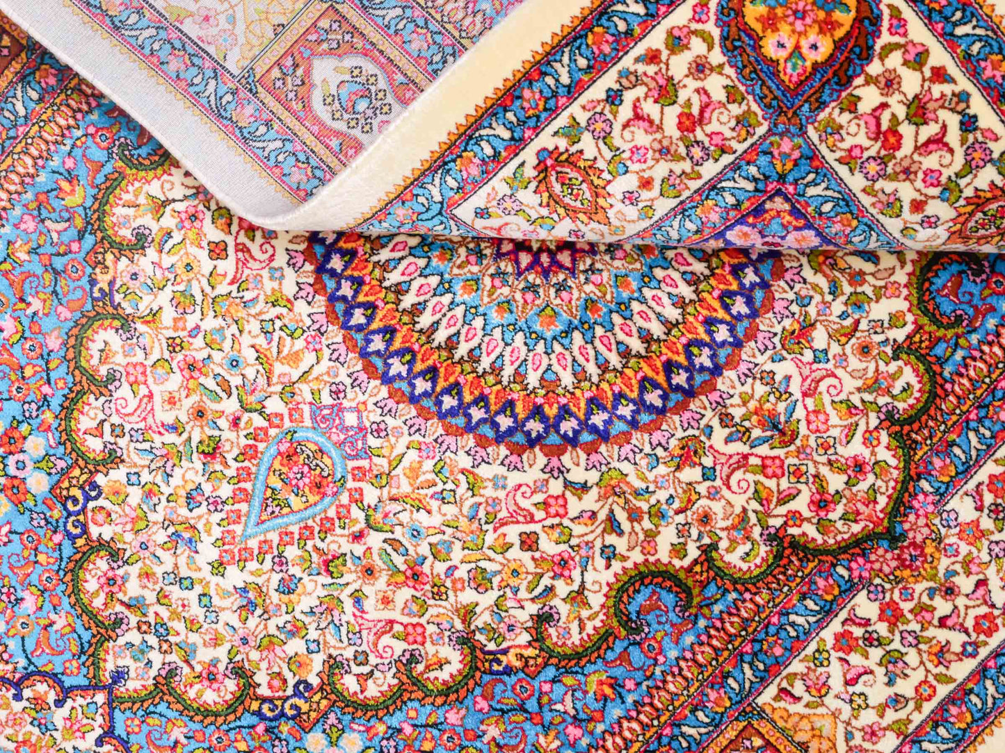 Ghom Maschinenteppich "Homay" 90 x 60 cm aus pflanzlicher Seide (Viskose) mit Medaillon, Cremeweiß, Hellblau. Teppichnummer: V45CT054H. Persian Luxury Collection by Khademi. Made in Iran / Persia – Vertrieb durch JUPITER Intl.