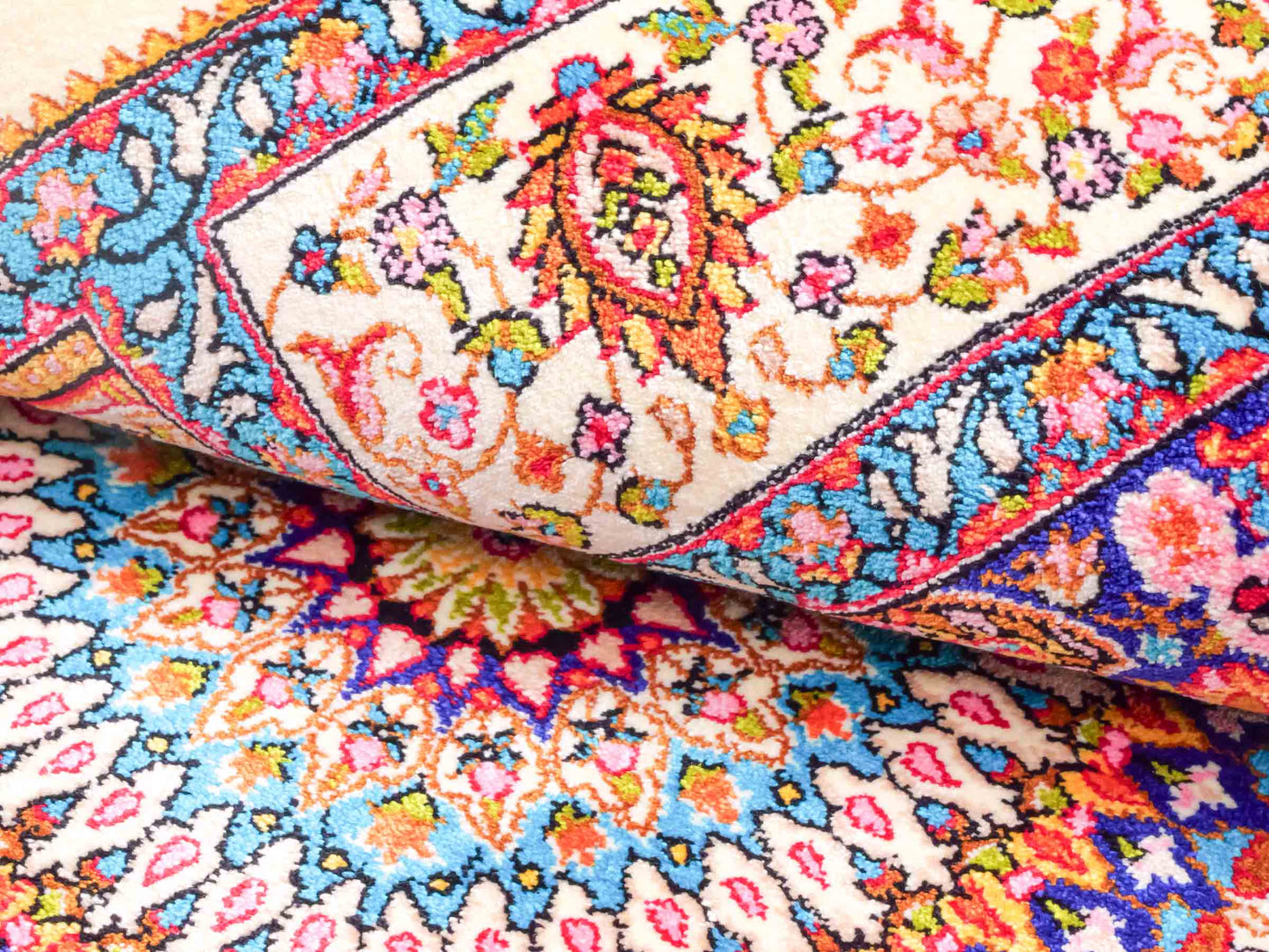 Ghom Maschinenteppich "Homay" 90 x 60 cm aus pflanzlicher Seide (Viskose) mit Medaillon, Cremeweiß, Hellblau. Teppichnummer: V45CT054H. Persian Luxury Collection by Khademi. Made in Iran / Persia – Vertrieb durch JUPITER Intl.