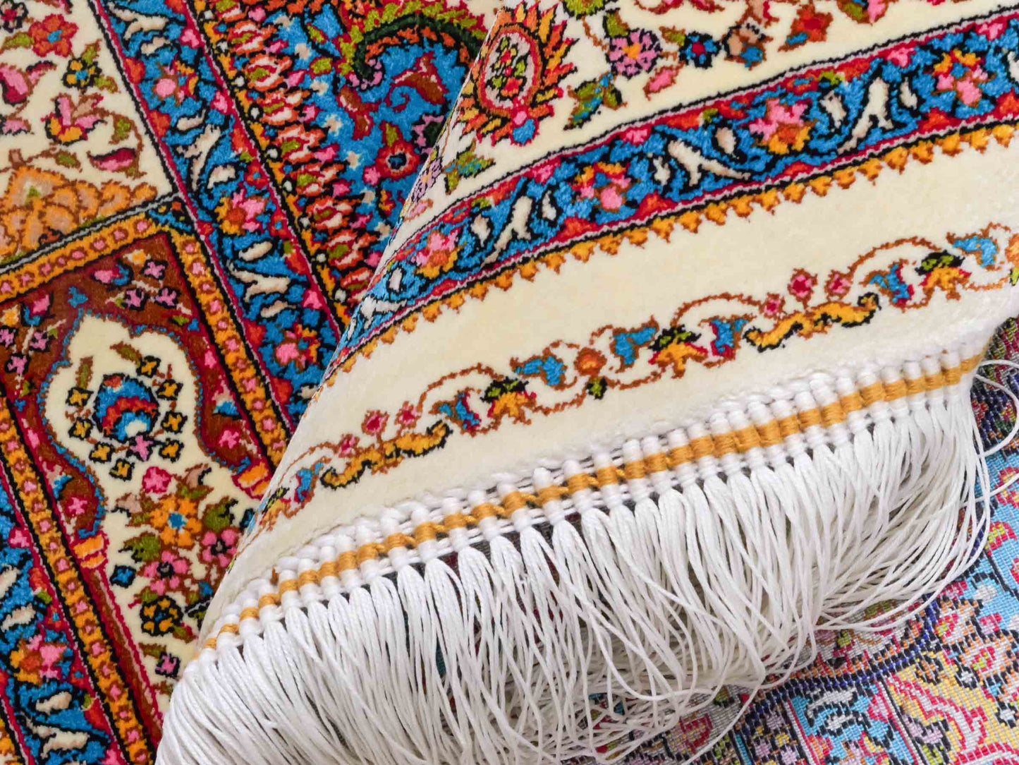 Ghom Maschinenteppich "Homay" 90 x 60 cm aus pflanzlicher Seide (Viskose) mit Medaillon, Cremeweiß, Hellblau. Teppichnummer: V45CT054H. Persian Luxury Collection by Khademi. Made in Iran / Persia – Vertrieb durch JUPITER Intl.
