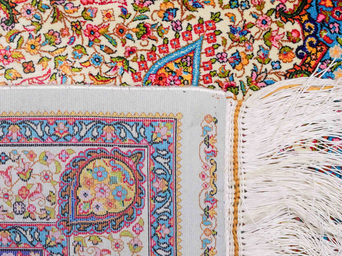 Ghom Maschinenteppich "Homay" 90 x 60 cm aus pflanzlicher Seide (Viskose) mit Medaillon, Cremeweiß, Hellblau. Teppichnummer: V45CT054H. Persian Luxury Collection by Khademi. Made in Iran / Persia – Vertrieb durch JUPITER Intl.