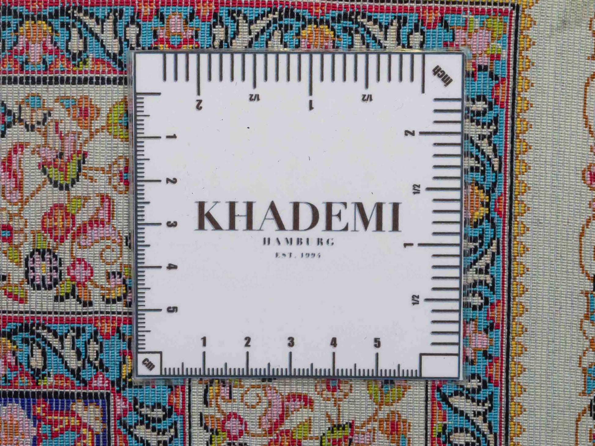 Ghom Maschinenteppich "Homay" 90 x 60 cm aus pflanzlicher Seide (Viskose) mit Medaillon, Cremeweiß, Hellblau. Teppichnummer: V45CT054H. Persian Luxury Collection by Khademi. Made in Iran / Persia – Vertrieb durch JUPITER Intl.