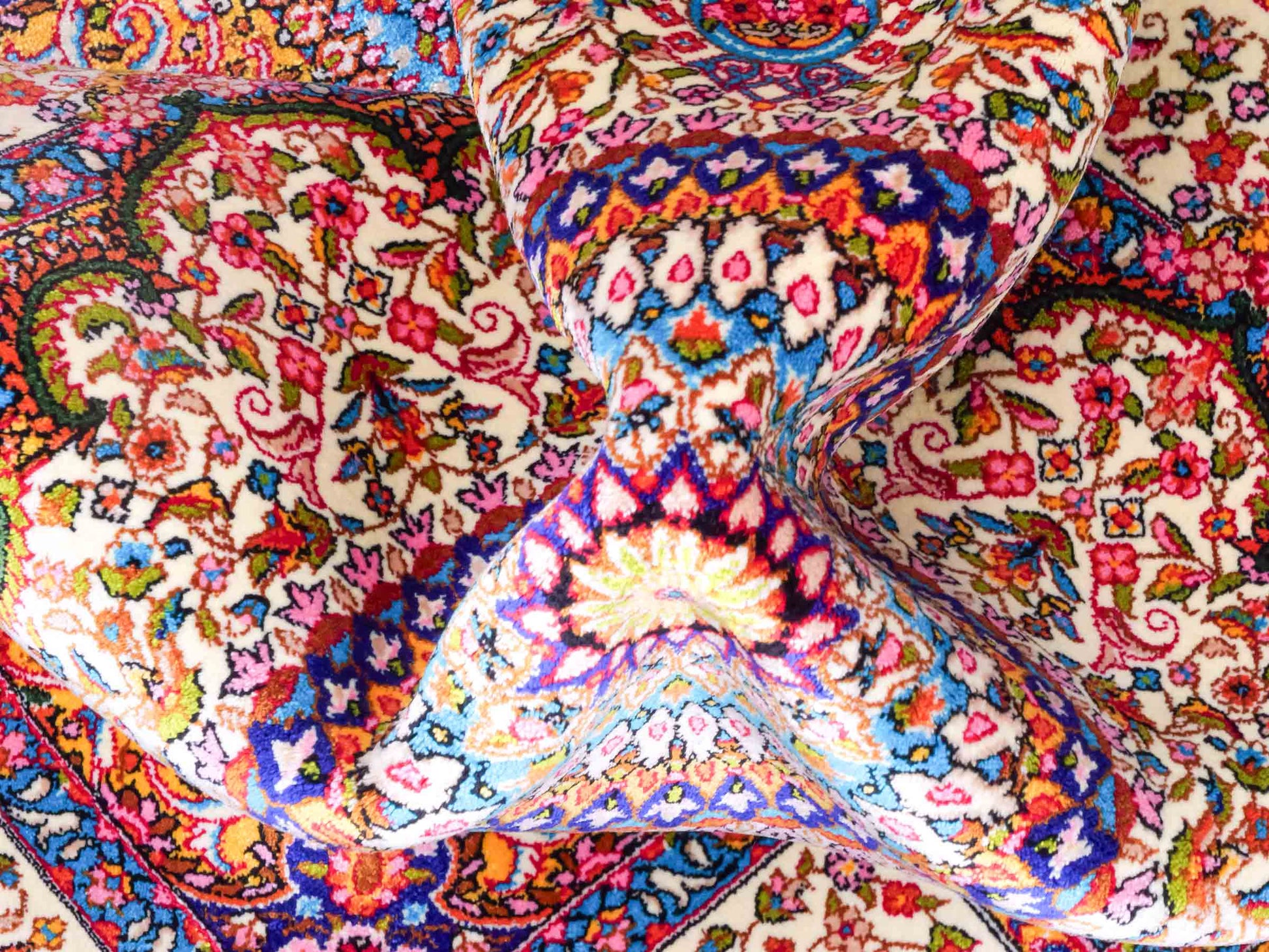 Ghom Maschinenteppich "Homay" 90 x 60 cm aus pflanzlicher Seide (Viskose) mit Medaillon, Cremeweiß, Hellblau. Teppichnummer: V45CT054H. Persian Luxury Collection by Khademi. Made in Iran / Persia – Vertrieb durch JUPITER Intl.