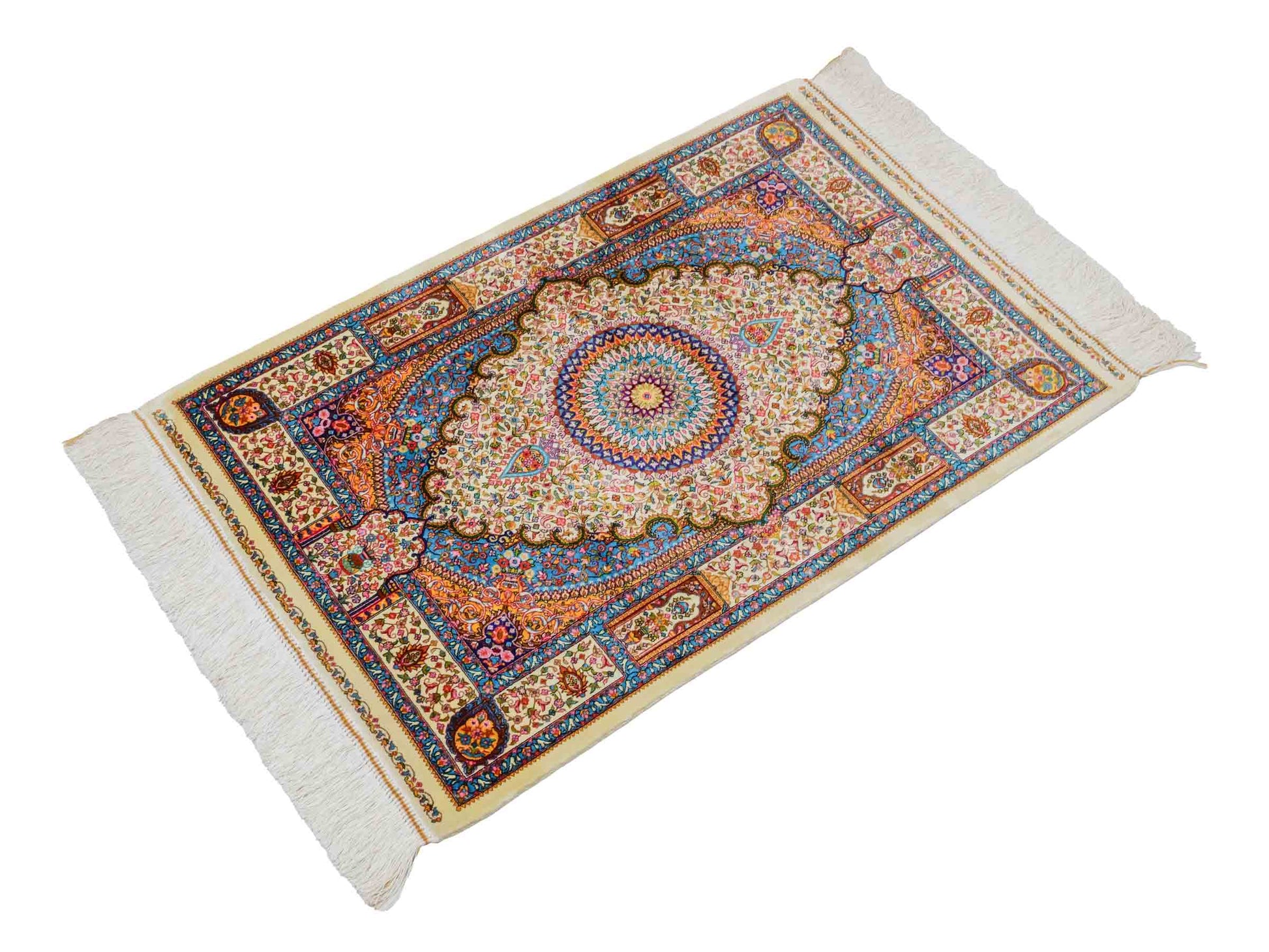 Ghom Maschinenteppich "Homay" 90 x 60 cm aus pflanzlicher Seide (Viskose) mit Medaillon, Cremeweiß, Hellblau. Teppichnummer: V45CT054H. Persian Luxury Collection by Khademi. Made in Iran / Persia – Vertrieb durch JUPITER Intl.