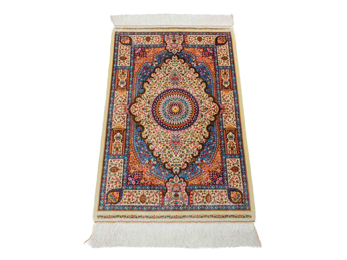 Ghom Maschinenteppich "Homay" 90 x 60 cm aus pflanzlicher Seide (Viskose) mit Medaillon, Cremeweiß, Hellblau. Teppichnummer: V45CT054H. Persian Luxury Collection by Khademi. Made in Iran / Persia – Vertrieb durch JUPITER Intl.