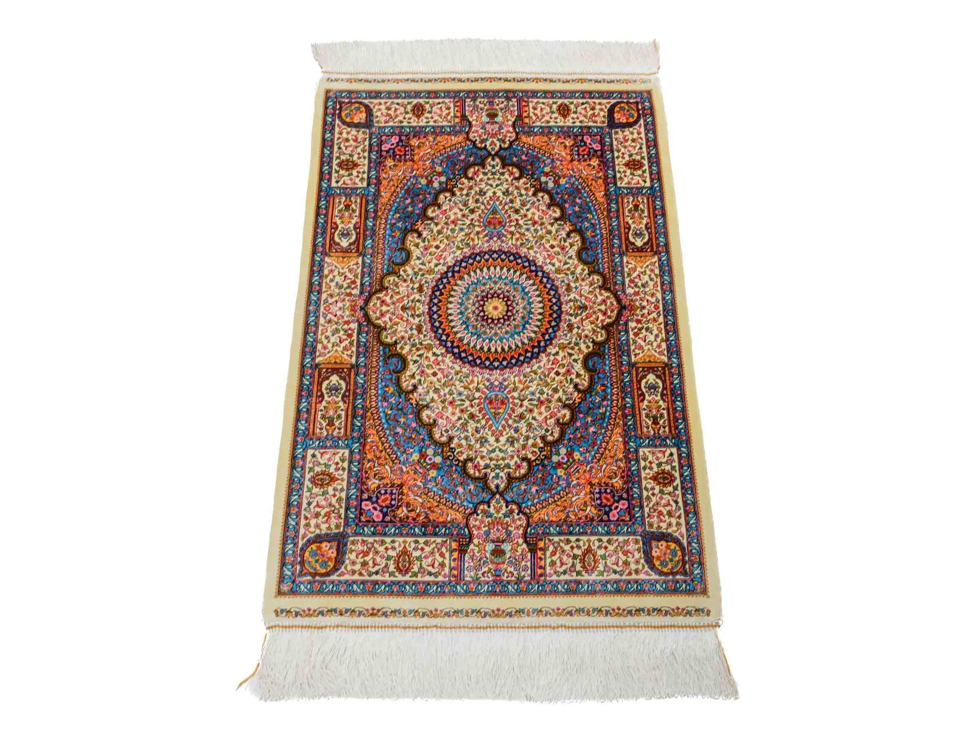 Ghom Maschinenteppich "Homay" 90 x 60 cm aus pflanzlicher Seide (Viskose) mit Medaillon, Cremeweiß, Hellblau. Teppichnummer: V45CT054H. Persian Luxury Collection by Khademi. Made in Iran / Persia – Vertrieb durch JUPITER Intl.