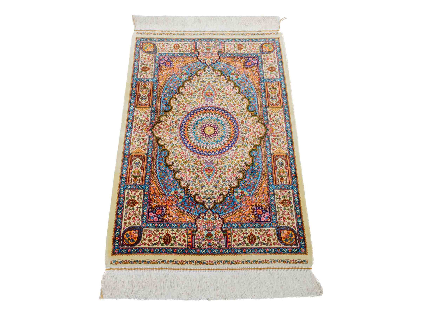 Ghom Maschinenteppich "Homay" 90 x 60 cm aus pflanzlicher Seide (Viskose) mit Medaillon, Cremeweiß, Hellblau. Teppichnummer: V45CT054H. Persian Luxury Collection by Khademi. Made in Iran / Persia – Vertrieb durch JUPITER Intl.
