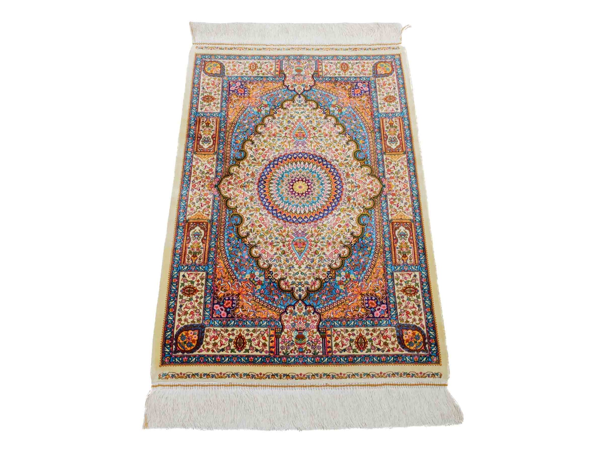 Ghom Maschinenteppich "Homay" 90 x 60 cm aus pflanzlicher Seide (Viskose) mit Medaillon, Cremeweiß, Hellblau. Teppichnummer: V45CT054H. Persian Luxury Collection by Khademi. Made in Iran / Persia – Vertrieb durch JUPITER Intl.