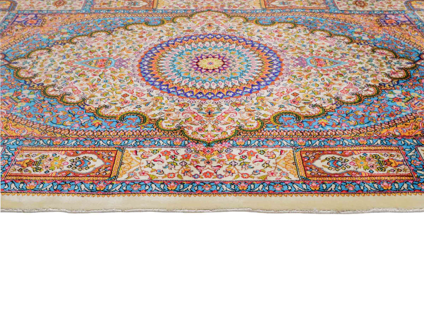Ghom Maschinenteppich "Homay" 90 x 60 cm aus pflanzlicher Seide (Viskose) mit Medaillon, Cremeweiß, Hellblau. Teppichnummer: V45CT054H. Persian Luxury Collection by Khademi. Made in Iran / Persia – Vertrieb durch JUPITER Intl.