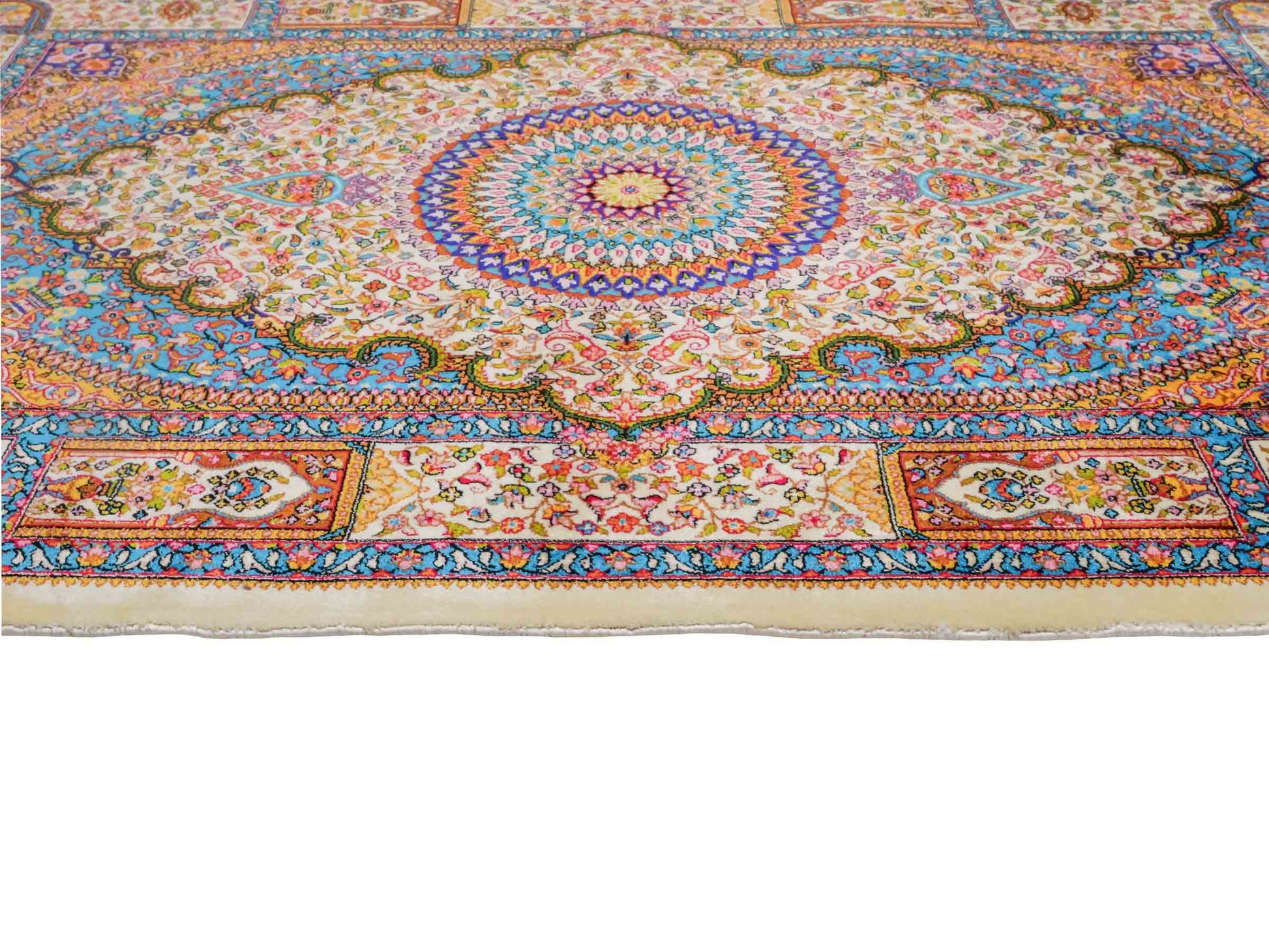 Ghom Maschinenteppich "Homay" 90 x 60 cm aus pflanzlicher Seide (Viskose) mit Medaillon, Cremeweiß, Hellblau. Teppichnummer: V45CT054H. Persian Luxury Collection by Khademi. Made in Iran / Persia – Vertrieb durch JUPITER Intl.