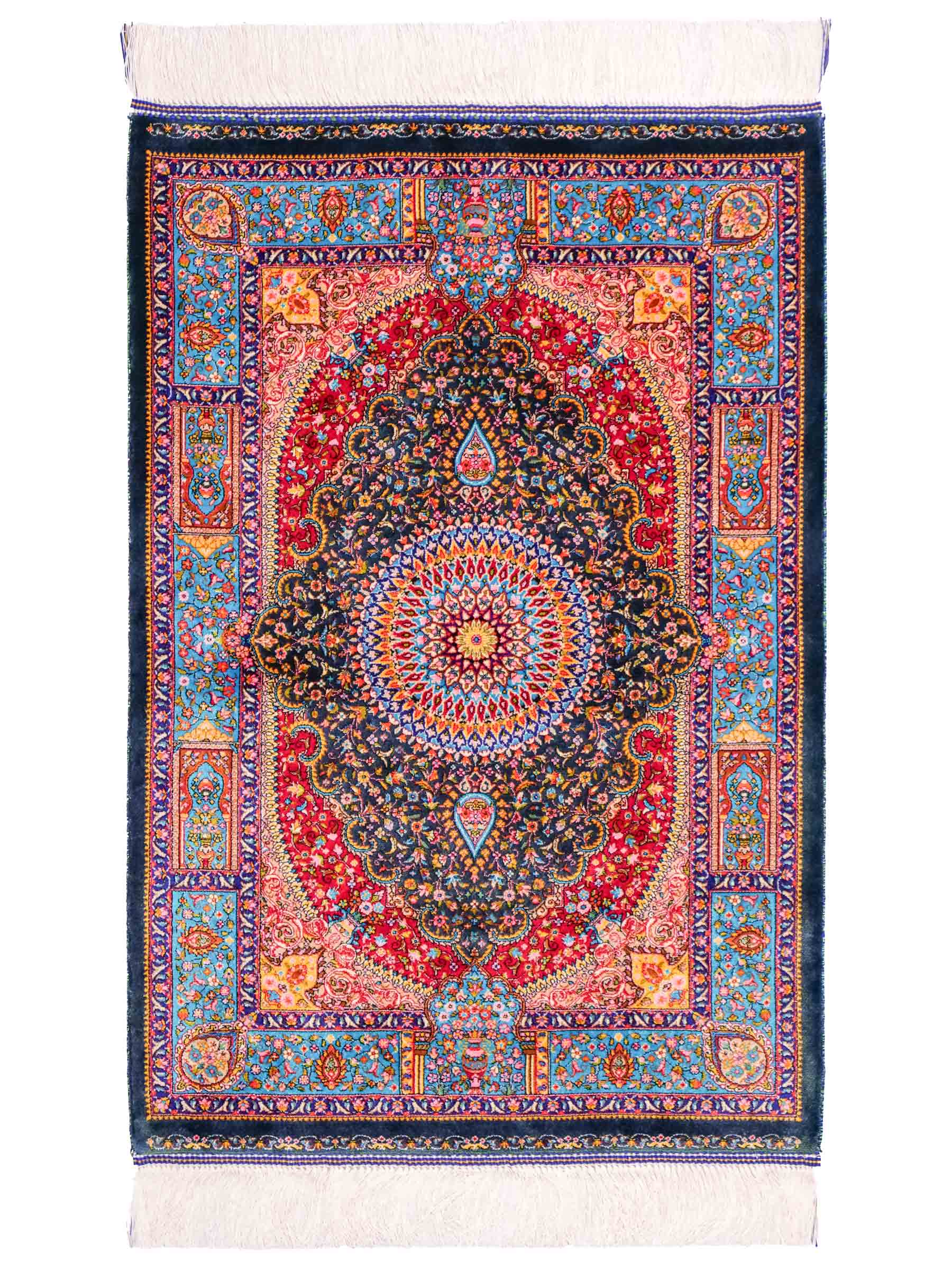 Ghom Maschinenteppich "Homay" 90 x 60 cm aus pflanzlicher Seide (Viskose) mit Medaillon, Dunkelgrün, Hellblau. Teppichnummer: V45DT054H. Persian Luxury Collection by Khademi. Made in Iran / Persia – Vertrieb durch JUPITER Intl.