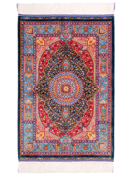 Ghom Maschinenteppich "Homay" 90 x 60 cm aus pflanzlicher Seide (Viskose) mit Medaillon, Dunkelgrün, Hellblau. Teppichnummer: V45DT054H. Persian Luxury Collection by Khademi. Made in Iran / Persia – Vertrieb durch JUPITER Intl.