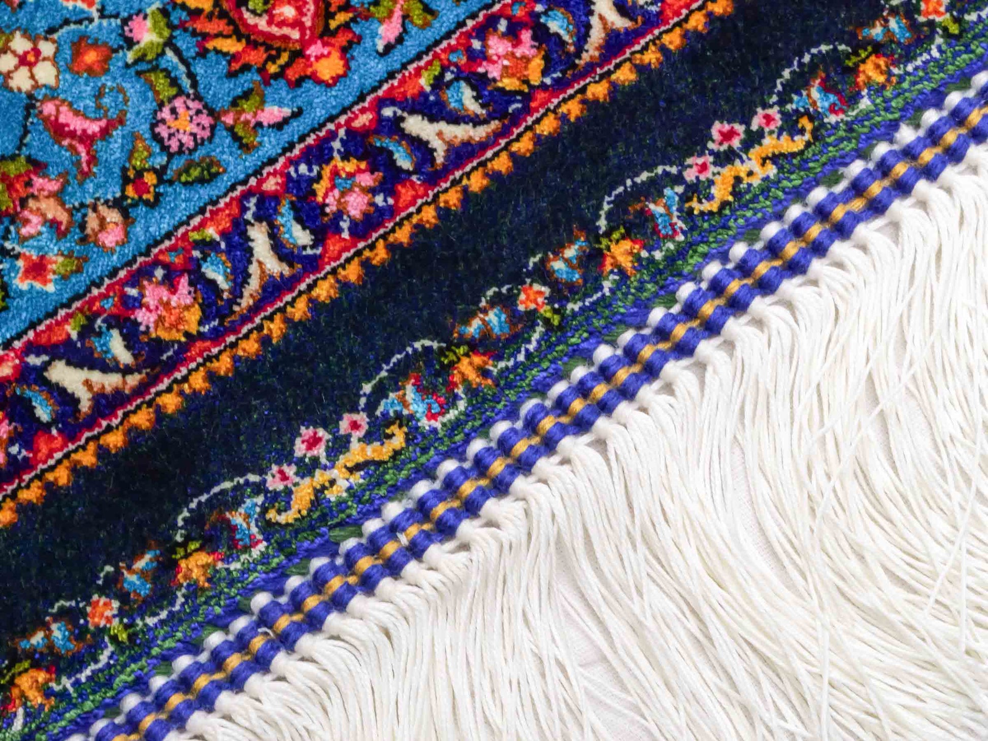 Ghom Maschinenteppich "Homay" 90 x 60 cm aus pflanzlicher Seide (Viskose) mit Medaillon, Dunkelgrün, Hellblau. Teppichnummer: V45DT054H. Persian Luxury Collection by Khademi. Made in Iran / Persia – Vertrieb durch JUPITER Intl.