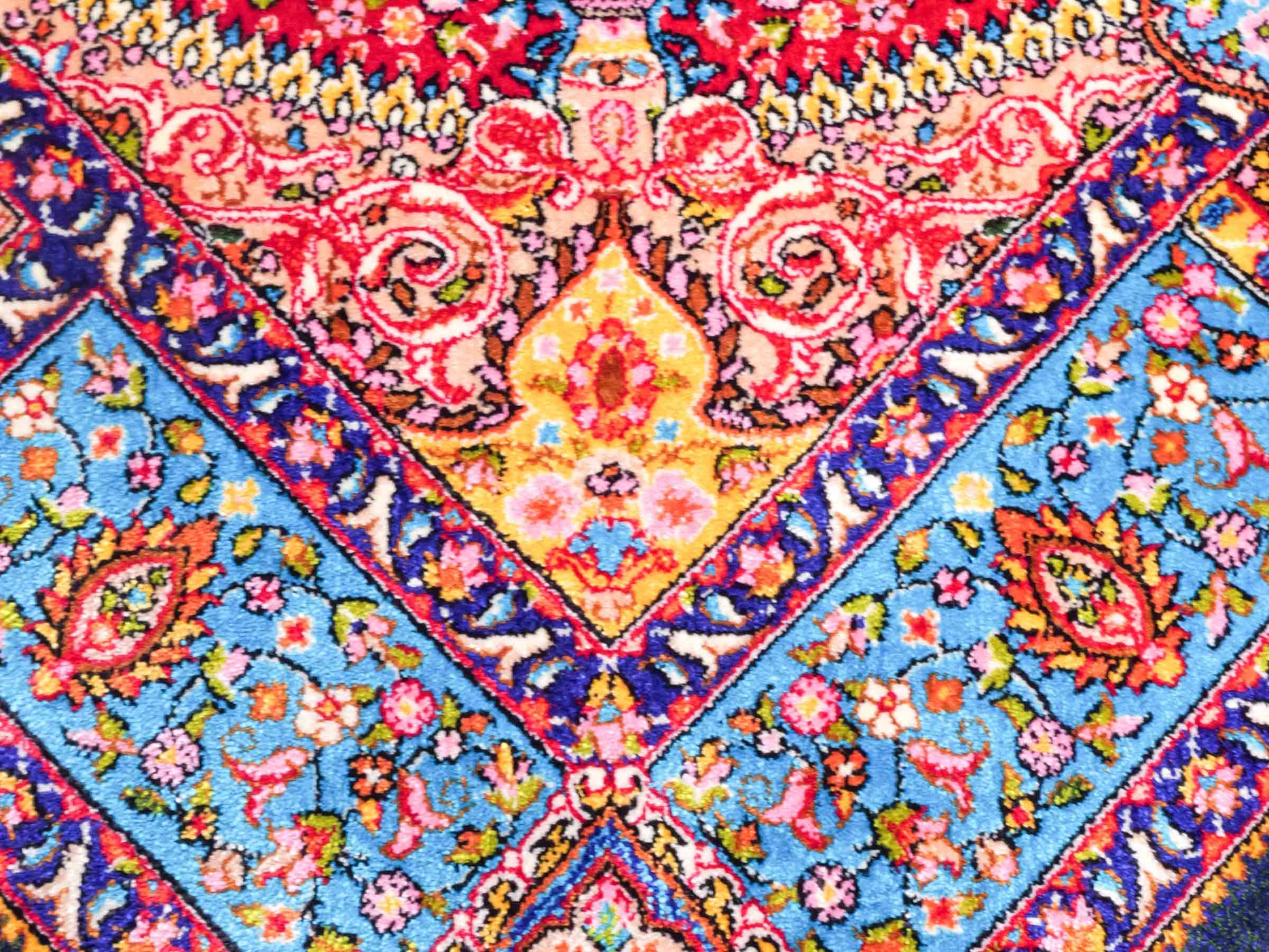 Ghom Maschinenteppich "Homay" 90 x 60 cm aus pflanzlicher Seide (Viskose) mit Medaillon, Dunkelgrün, Hellblau. Teppichnummer: V45DT054H. Persian Luxury Collection by Khademi. Made in Iran / Persia – Vertrieb durch JUPITER Intl.