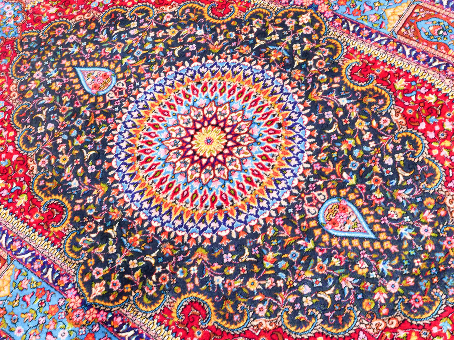 Ghom Maschinenteppich "Homay" 90 x 60 cm aus pflanzlicher Seide (Viskose) mit Medaillon, Dunkelgrün, Hellblau. Teppichnummer: V45DT054H. Persian Luxury Collection by Khademi. Made in Iran / Persia – Vertrieb durch JUPITER Intl.