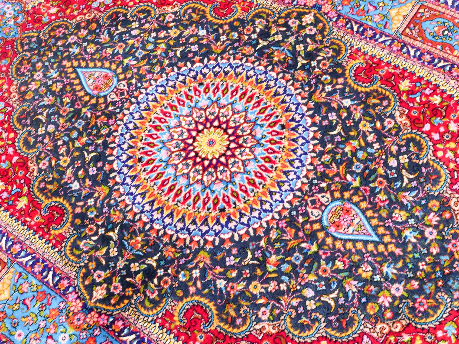 Ghom Maschinenteppich "Homay" 90 x 60 cm aus pflanzlicher Seide (Viskose) mit Medaillon, Dunkelgrün, Hellblau. Teppichnummer: V45DT054H. Persian Luxury Collection by Khademi. Made in Iran / Persia – Vertrieb durch JUPITER Intl.
