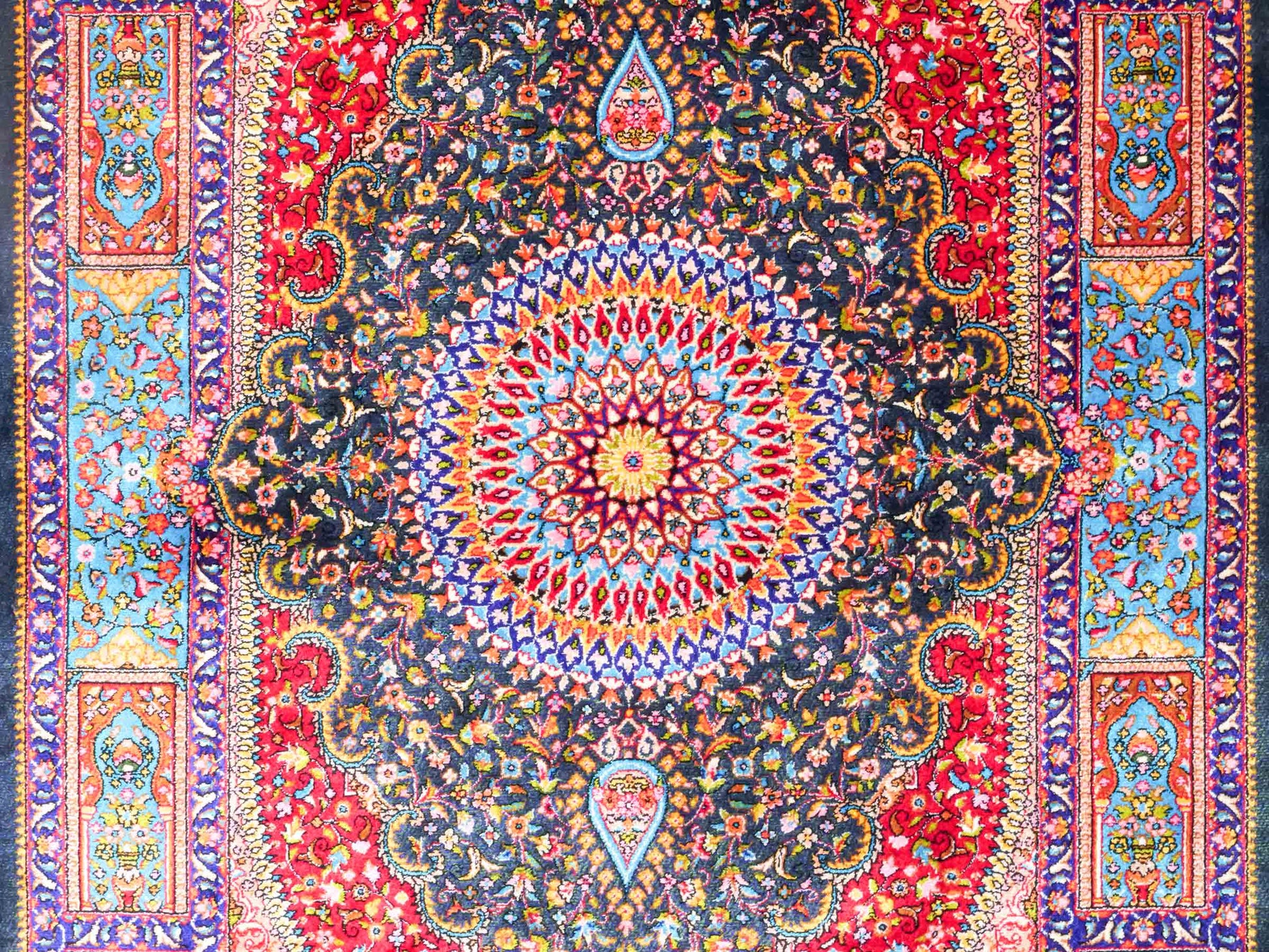 Ghom Maschinenteppich "Homay" 90 x 60 cm aus pflanzlicher Seide (Viskose) mit Medaillon, Dunkelgrün, Hellblau. Teppichnummer: V45DT054H. Persian Luxury Collection by Khademi. Made in Iran / Persia – Vertrieb durch JUPITER Intl.