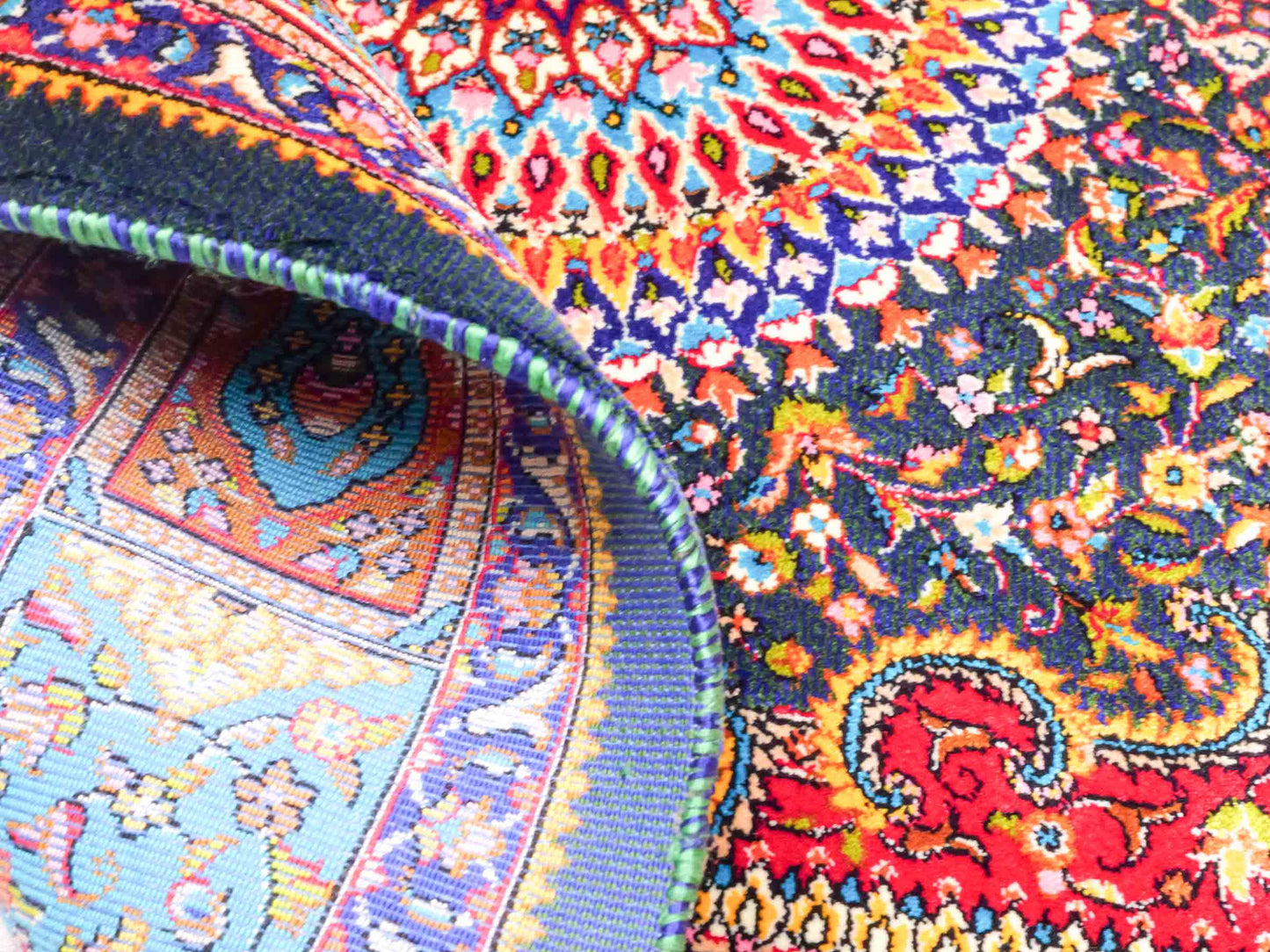 Ghom Maschinenteppich "Homay" 90 x 60 cm aus pflanzlicher Seide (Viskose) mit Medaillon, Dunkelgrün, Hellblau. Teppichnummer: V45DT054H. Persian Luxury Collection by Khademi. Made in Iran / Persia – Vertrieb durch JUPITER Intl.