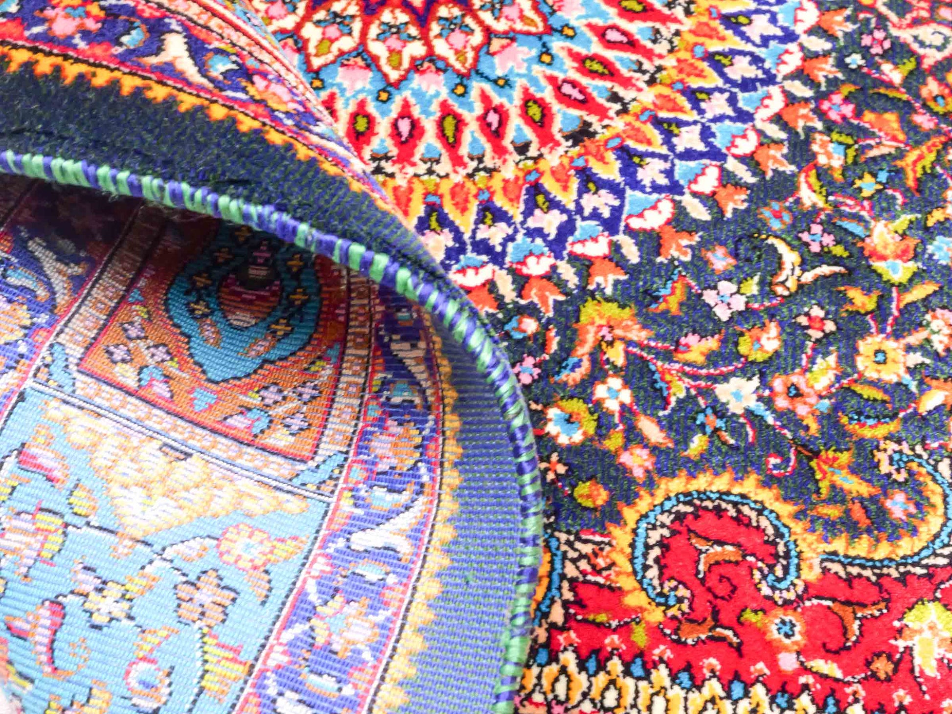 Ghom Maschinenteppich "Homay" 90 x 60 cm aus pflanzlicher Seide (Viskose) mit Medaillon, Dunkelgrün, Hellblau. Teppichnummer: V45DT054H. Persian Luxury Collection by Khademi. Made in Iran / Persia – Vertrieb durch JUPITER Intl.