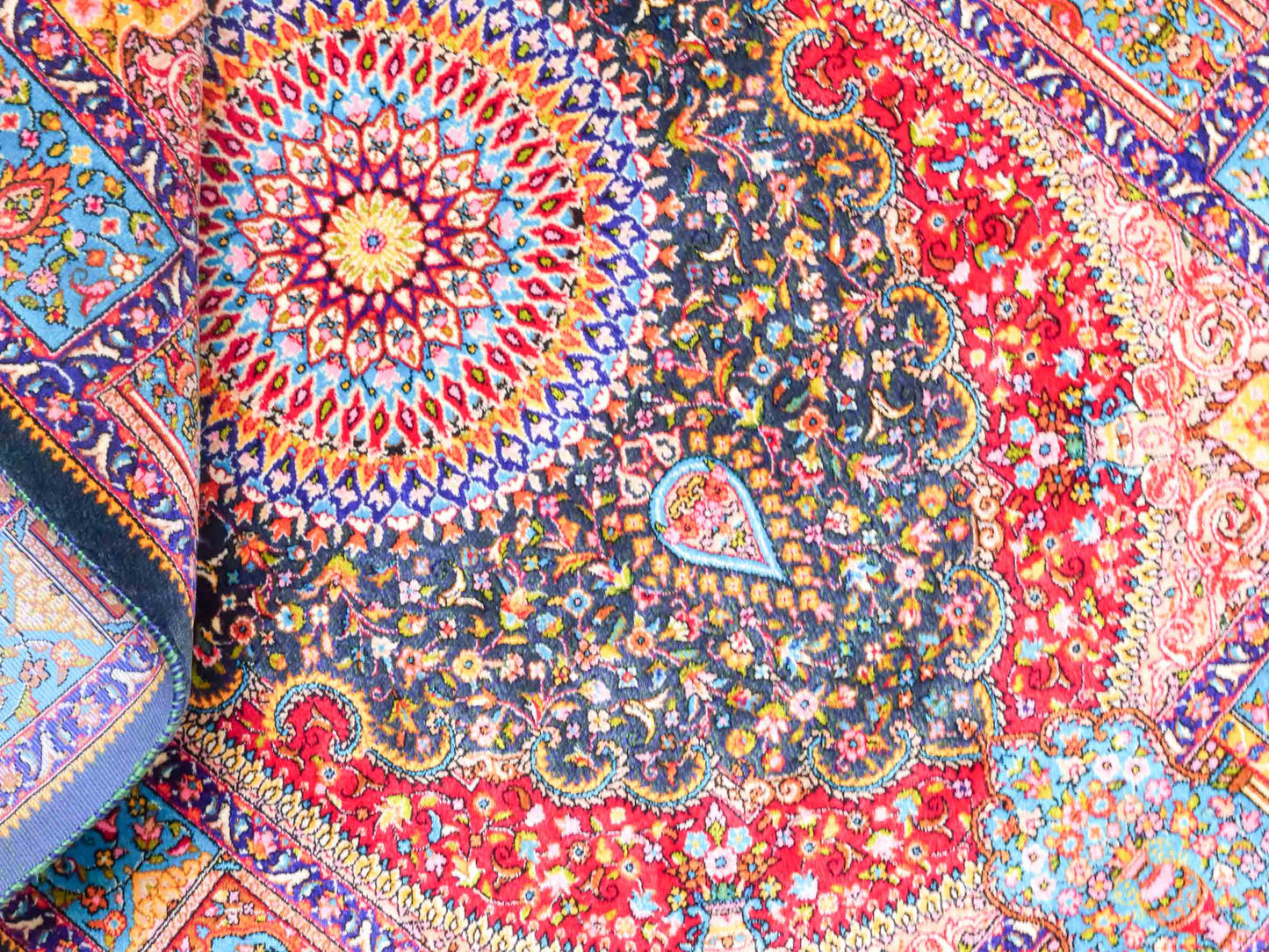 Ghom Maschinenteppich "Homay" 90 x 60 cm aus pflanzlicher Seide (Viskose) mit Medaillon, Dunkelgrün, Hellblau. Teppichnummer: V45DT054H. Persian Luxury Collection by Khademi. Made in Iran / Persia – Vertrieb durch JUPITER Intl.
