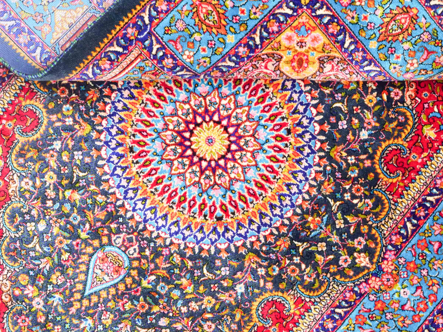 Ghom Maschinenteppich "Homay" 90 x 60 cm aus pflanzlicher Seide (Viskose) mit Medaillon, Dunkelgrün, Hellblau. Teppichnummer: V45DT054H. Persian Luxury Collection by Khademi. Made in Iran / Persia – Vertrieb durch JUPITER Intl.