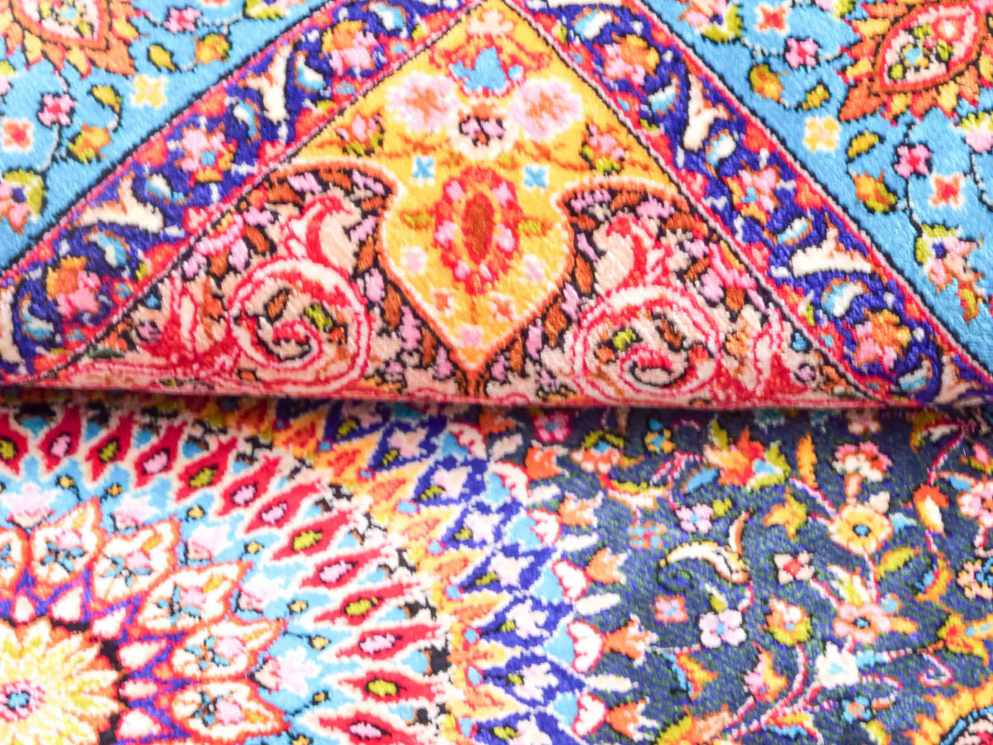 Ghom Maschinenteppich "Homay" 90 x 60 cm aus pflanzlicher Seide (Viskose) mit Medaillon, Dunkelgrün, Hellblau. Teppichnummer: V45DT054H. Persian Luxury Collection by Khademi. Made in Iran / Persia – Vertrieb durch JUPITER Intl.