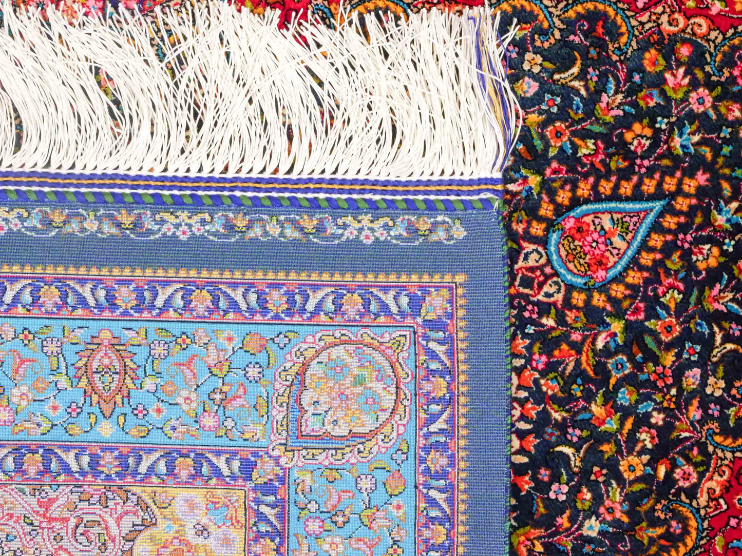 Ghom Maschinenteppich "Homay" 90 x 60 cm aus pflanzlicher Seide (Viskose) mit Medaillon, Dunkelgrün, Hellblau. Teppichnummer: V45DT054H. Persian Luxury Collection by Khademi. Made in Iran / Persia – Vertrieb durch JUPITER Intl.