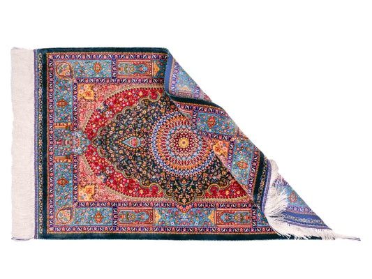 Ghom Maschinenteppich "Homay" 90 x 60 cm aus pflanzlicher Seide (Viskose) mit Medaillon, Dunkelgrün, Hellblau. Teppichnummer: V45DT054H. Persian Luxury Collection by Khademi. Made in Iran / Persia – Vertrieb durch JUPITER Intl.