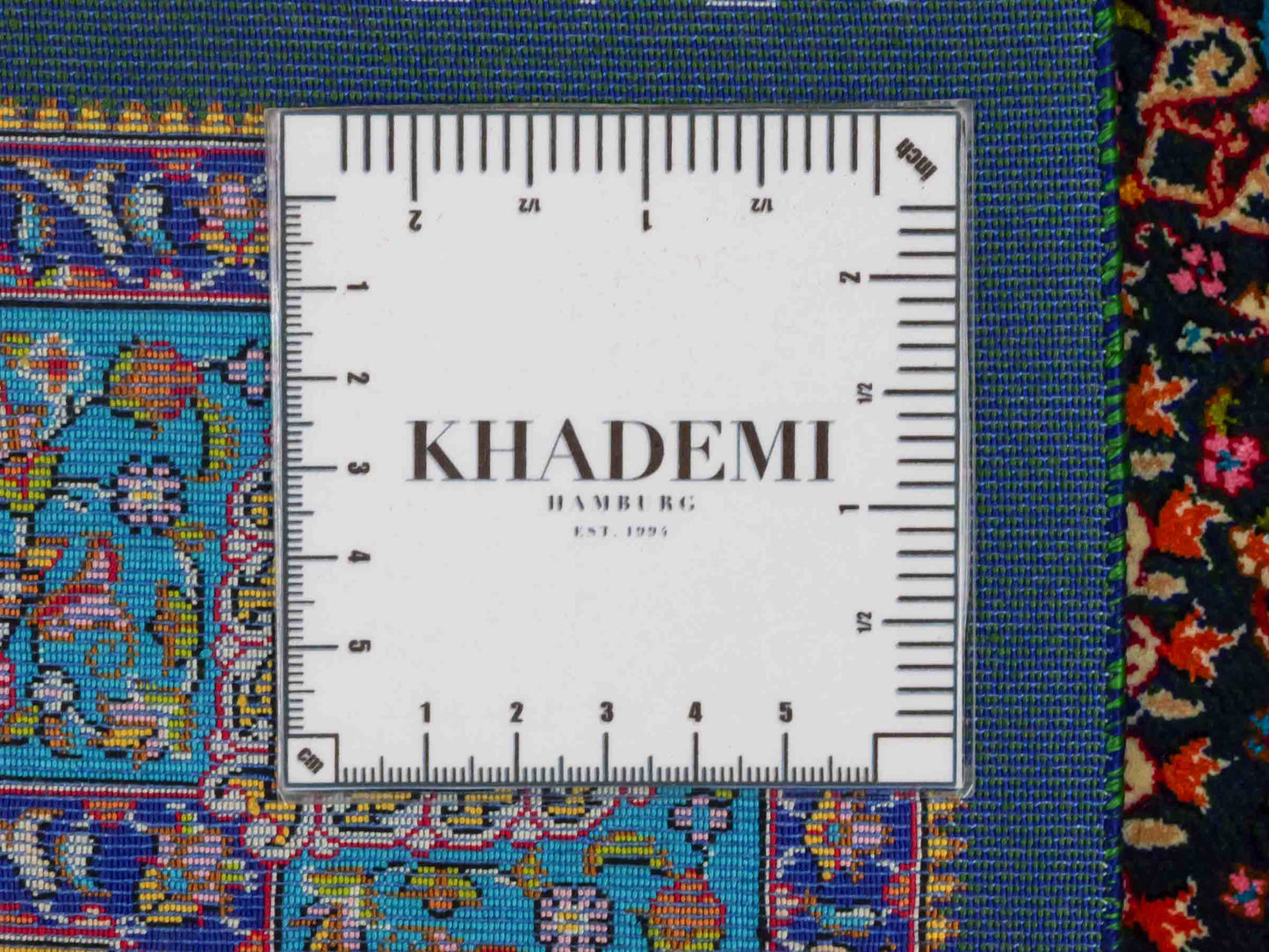 Ghom Maschinenteppich "Homay" 90 x 60 cm aus pflanzlicher Seide (Viskose) mit Medaillon, Dunkelgrün, Hellblau. Teppichnummer: V45DT054H. Persian Luxury Collection by Khademi. Made in Iran / Persia – Vertrieb durch JUPITER Intl.