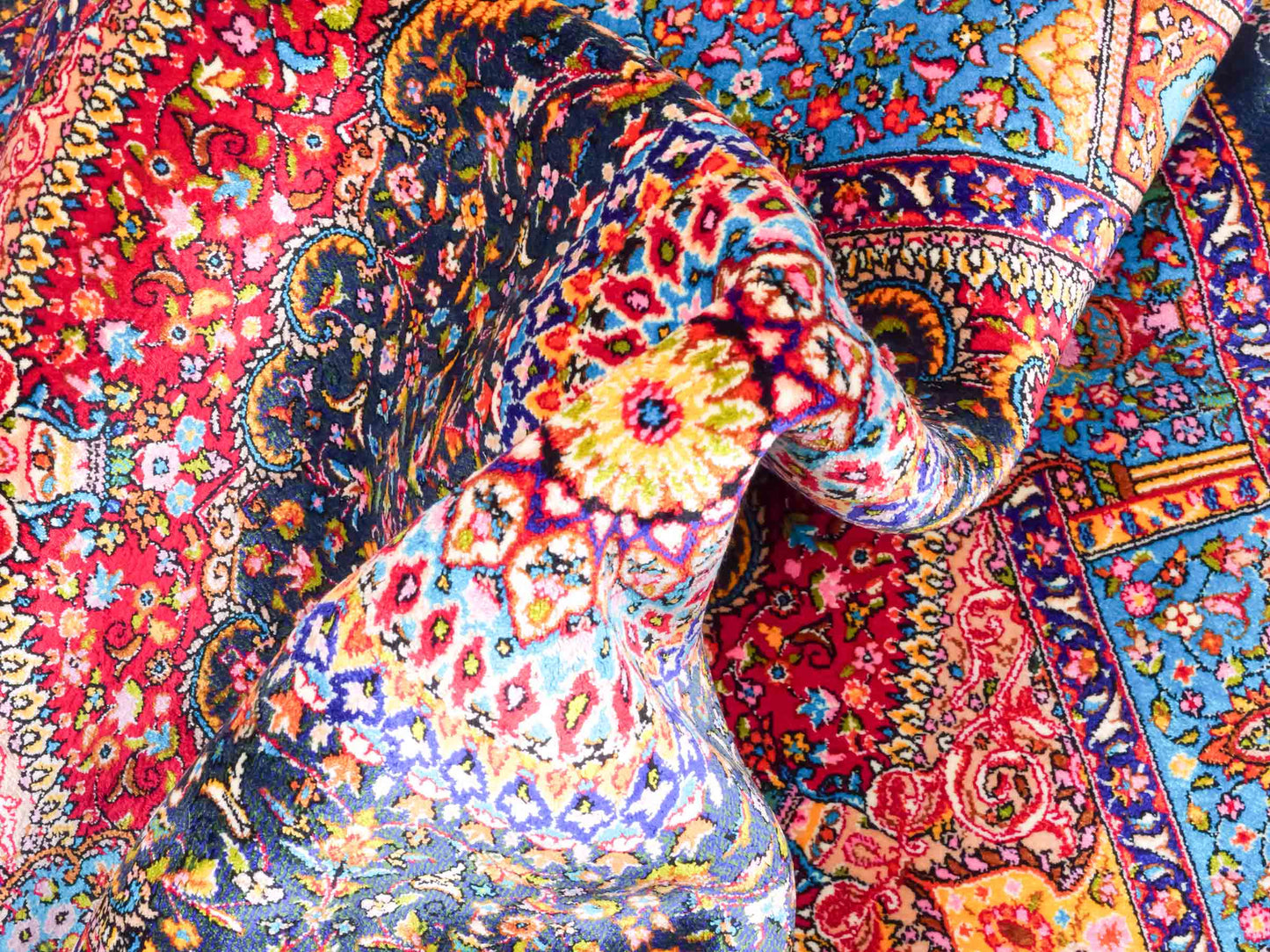 Ghom Maschinenteppich "Homay" 90 x 60 cm aus pflanzlicher Seide (Viskose) mit Medaillon, Dunkelgrün, Hellblau. Teppichnummer: V45DT054H. Persian Luxury Collection by Khademi. Made in Iran / Persia – Vertrieb durch JUPITER Intl.