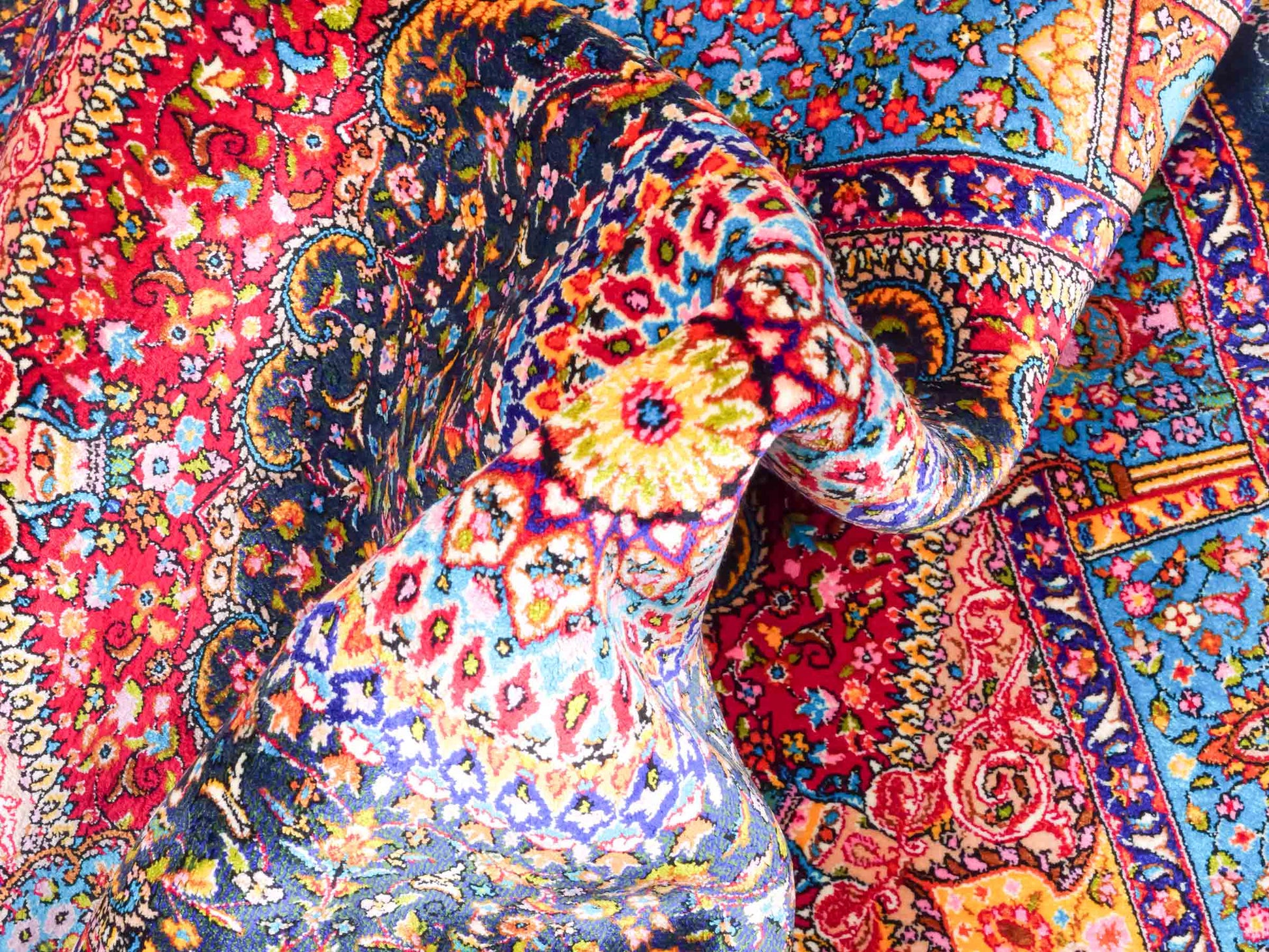 Ghom Maschinenteppich "Homay" 90 x 60 cm aus pflanzlicher Seide (Viskose) mit Medaillon, Dunkelgrün, Hellblau. Teppichnummer: V45DT054H. Persian Luxury Collection by Khademi. Made in Iran / Persia – Vertrieb durch JUPITER Intl.
