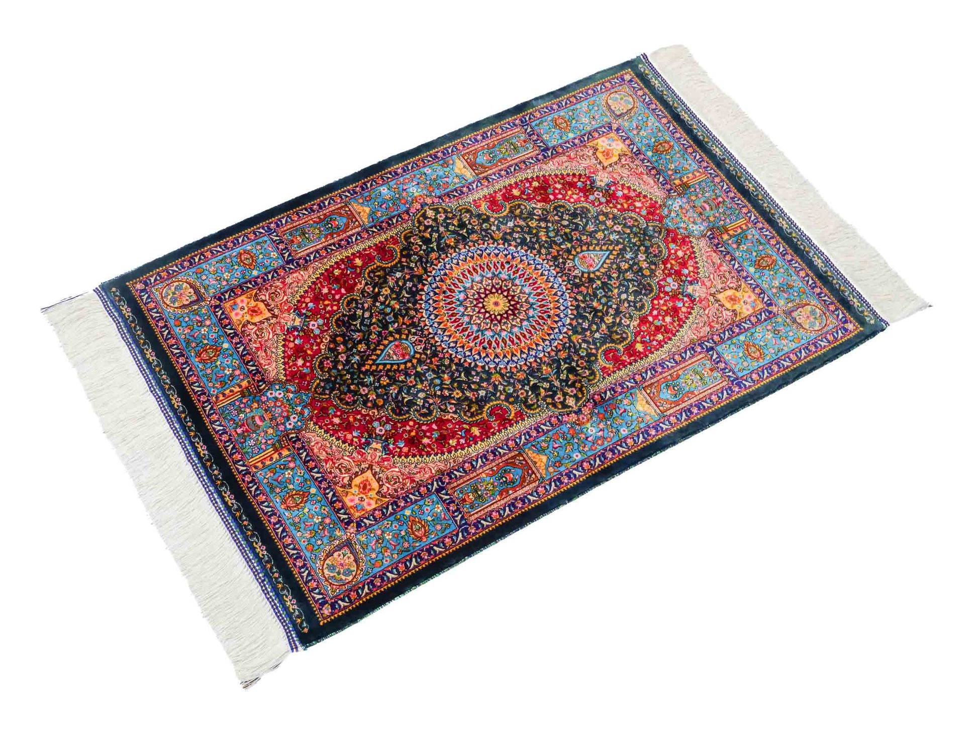 Ghom Maschinenteppich "Homay" 90 x 60 cm aus pflanzlicher Seide (Viskose) mit Medaillon, Dunkelgrün, Hellblau. Teppichnummer: V45DT054H. Persian Luxury Collection by Khademi. Made in Iran / Persia – Vertrieb durch JUPITER Intl.