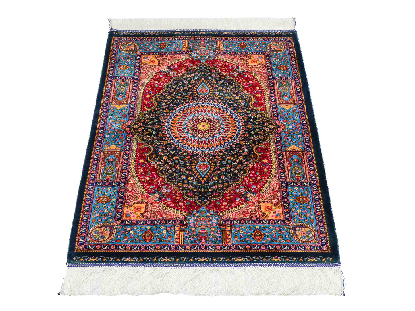 Ghom Maschinenteppich "Homay" 90 x 60 cm aus pflanzlicher Seide (Viskose) mit Medaillon, Dunkelgrün, Hellblau. Teppichnummer: V45DT054H. Persian Luxury Collection by Khademi. Made in Iran / Persia – Vertrieb durch JUPITER Intl.