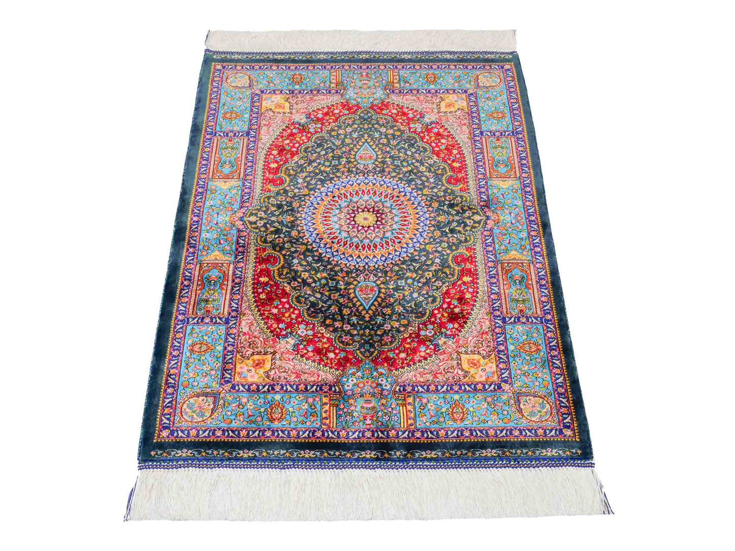 Ghom Maschinenteppich "Homay" 90 x 60 cm aus pflanzlicher Seide (Viskose) mit Medaillon, Dunkelgrün, Hellblau. Teppichnummer: V45DT054H. Persian Luxury Collection by Khademi. Made in Iran / Persia – Vertrieb durch JUPITER Intl.