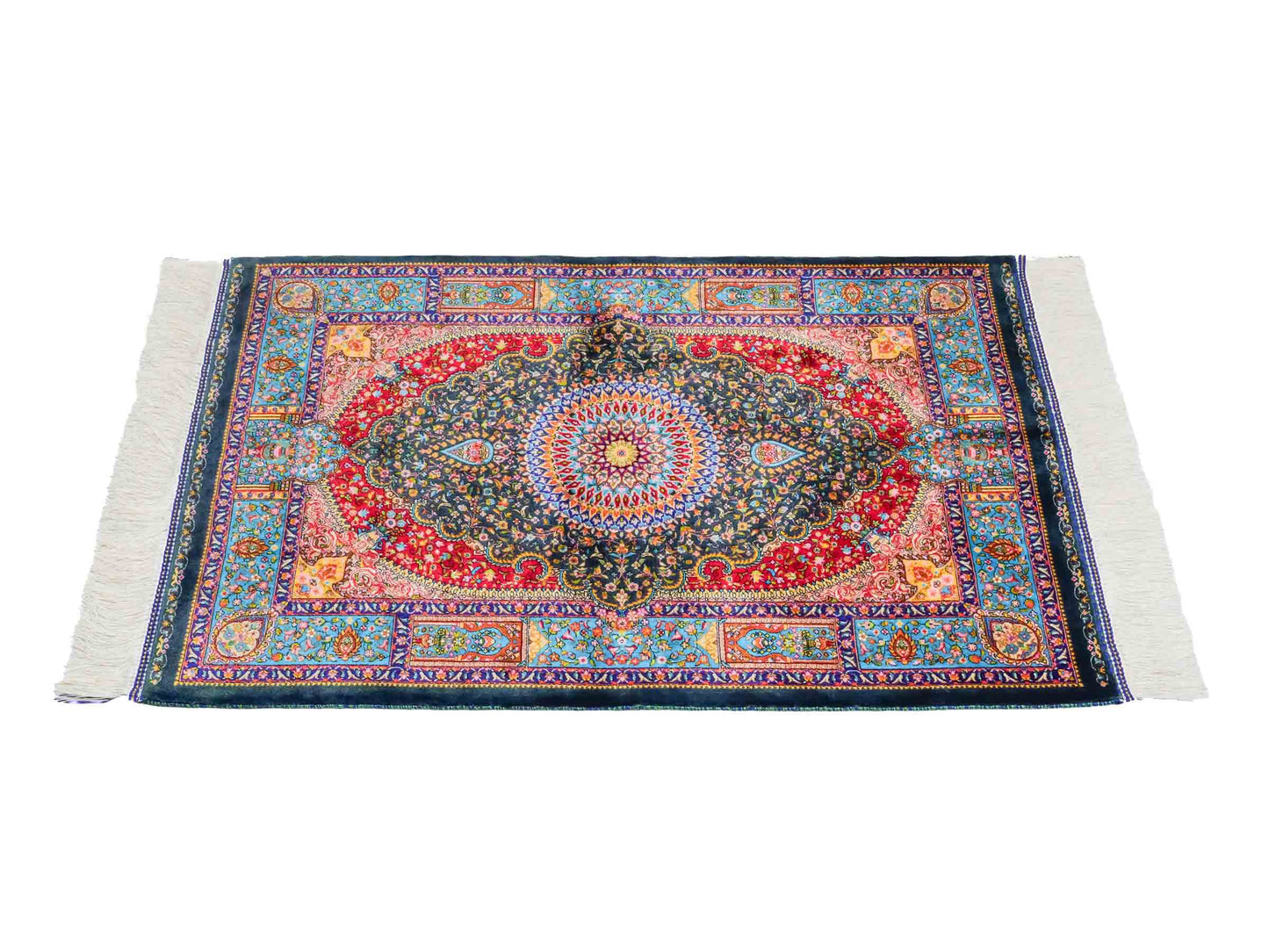 Ghom Maschinenteppich "Homay" 90 x 60 cm aus pflanzlicher Seide (Viskose) mit Medaillon, Dunkelgrün, Hellblau. Teppichnummer: V45DT054H. Persian Luxury Collection by Khademi. Made in Iran / Persia – Vertrieb durch JUPITER Intl.