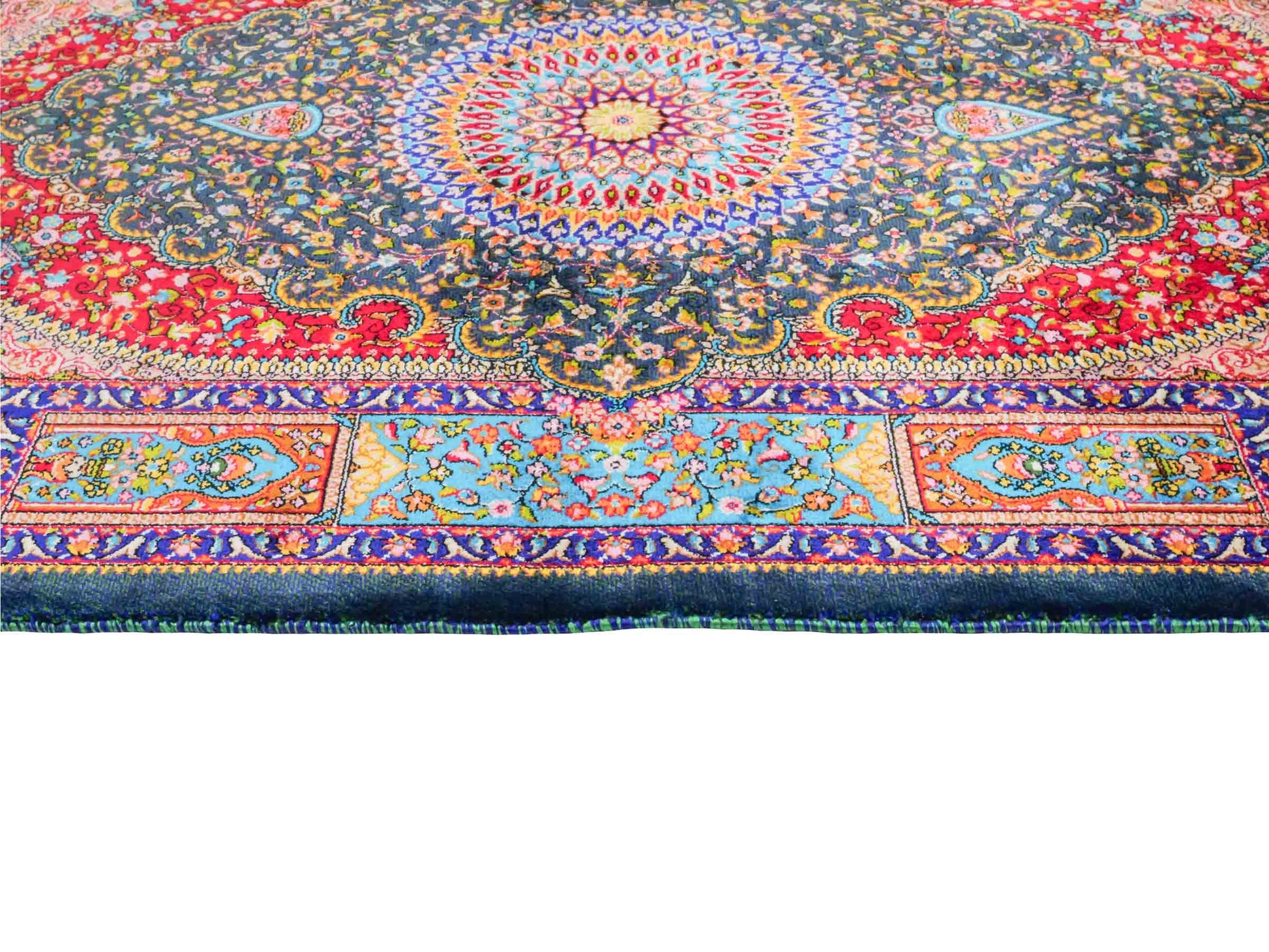 Ghom Maschinenteppich "Homay" 90 x 60 cm aus pflanzlicher Seide (Viskose) mit Medaillon, Dunkelgrün, Hellblau. Teppichnummer: V45DT054H. Persian Luxury Collection by Khademi. Made in Iran / Persia – Vertrieb durch JUPITER Intl.