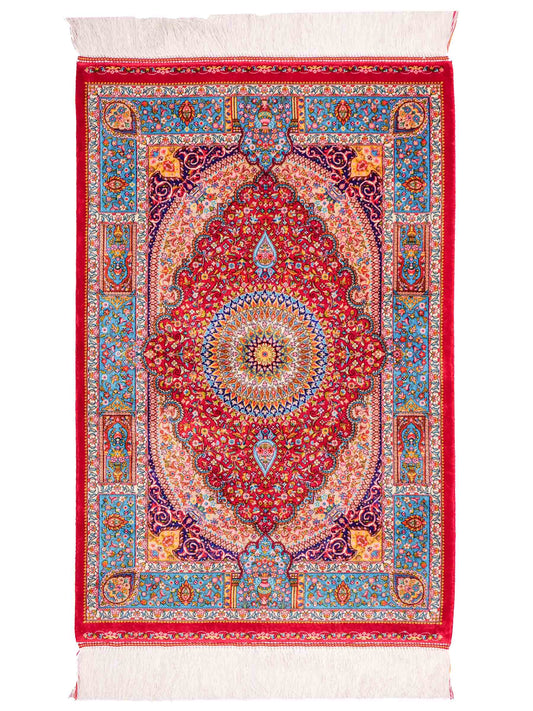 Ghom Maschinenteppich "Homay" 90 x 60 cm aus pflanzlicher Seide (Viskose) mit Medaillon, Rot, Hellblau. Teppichnummer: V45RD054H. Persian Luxury Collection by Khademi. Made in Iran / Persia – Vertrieb durch JUPITER Intl.