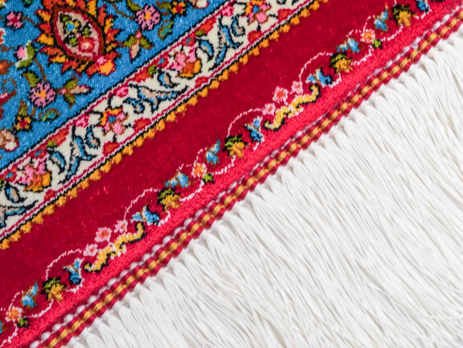 Ghom Maschinenteppich "Homay" 90 x 60 cm aus pflanzlicher Seide (Viskose) mit Medaillon, Rot, Hellblau. Teppichnummer: V45RD054H. Persian Luxury Collection by Khademi. Made in Iran / Persia – Vertrieb durch JUPITER Intl.