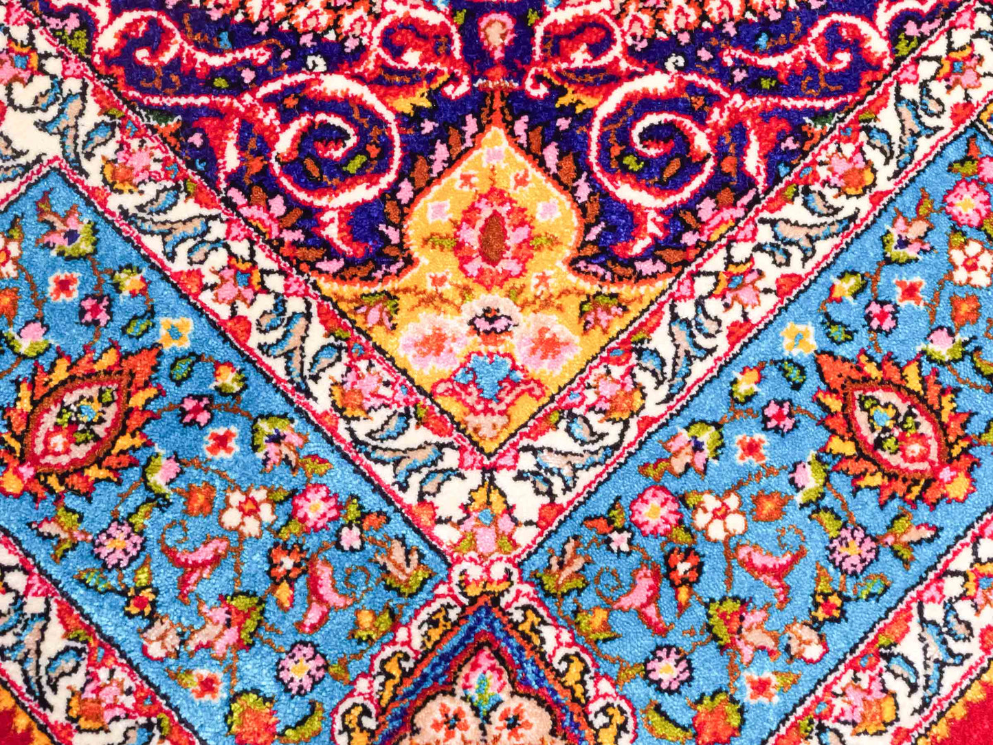 Ghom Maschinenteppich "Homay" 90 x 60 cm aus pflanzlicher Seide (Viskose) mit Medaillon, Rot, Hellblau. Teppichnummer: V45RD054H. Persian Luxury Collection by Khademi. Made in Iran / Persia – Vertrieb durch JUPITER Intl.