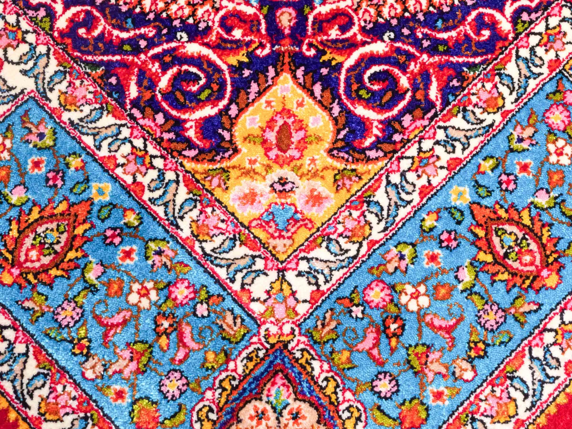 Ghom Maschinenteppich "Homay" 90 x 60 cm aus pflanzlicher Seide (Viskose) mit Medaillon, Rot, Hellblau. Teppichnummer: V45RD054H. Persian Luxury Collection by Khademi. Made in Iran / Persia – Vertrieb durch JUPITER Intl.