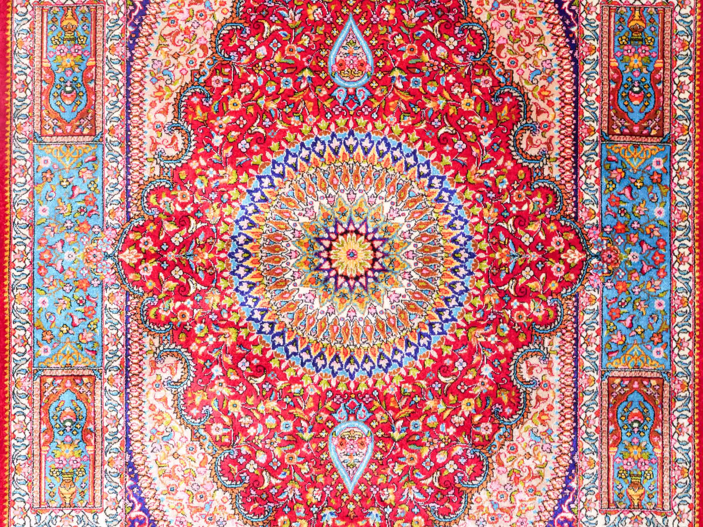 Ghom Maschinenteppich "Homay" 90 x 60 cm aus pflanzlicher Seide (Viskose) mit Medaillon, Rot, Hellblau. Teppichnummer: V45RD054H. Persian Luxury Collection by Khademi. Made in Iran / Persia – Vertrieb durch JUPITER Intl.