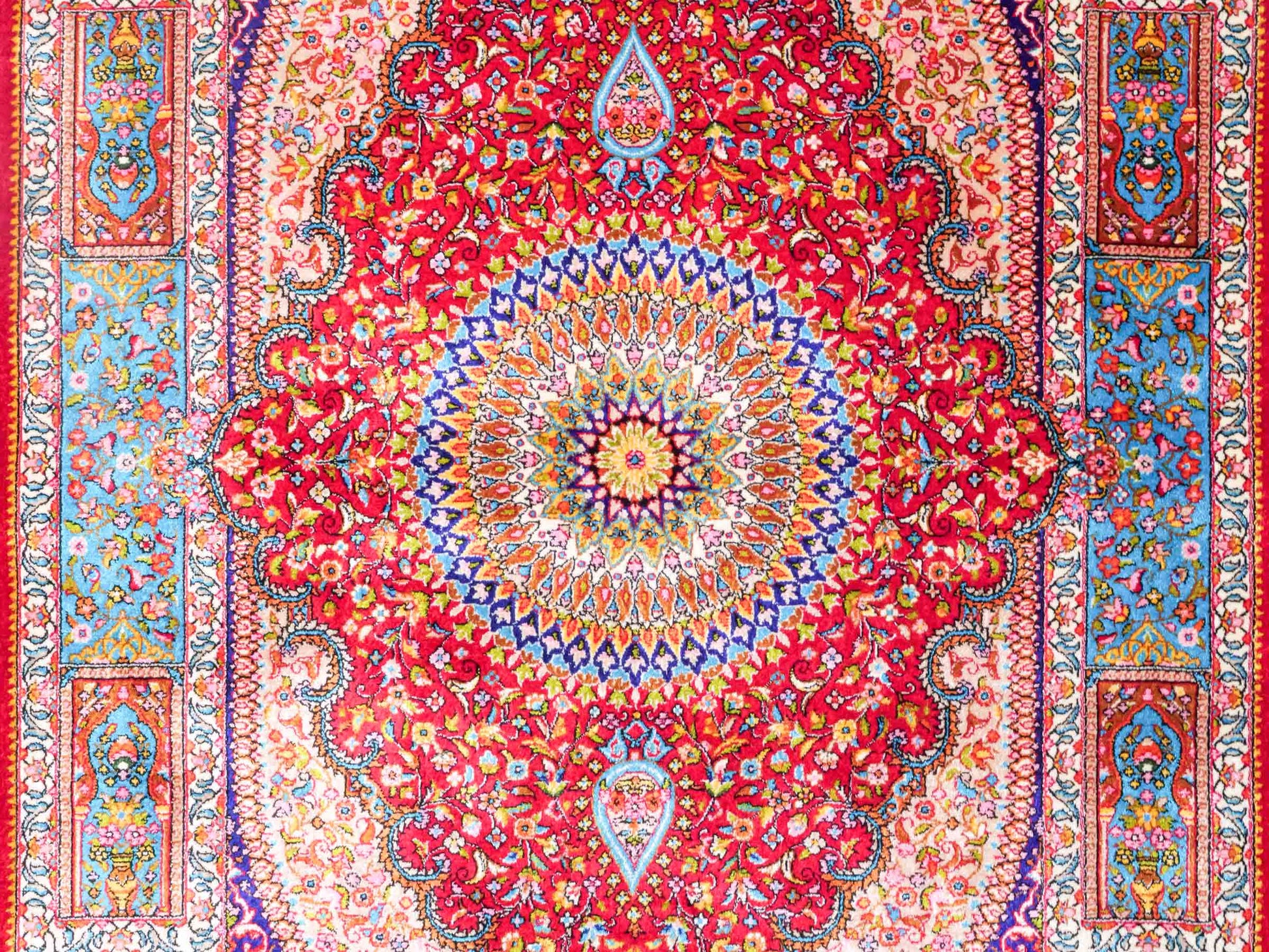 Ghom Maschinenteppich "Homay" 90 x 60 cm aus pflanzlicher Seide (Viskose) mit Medaillon, Rot, Hellblau. Teppichnummer: V45RD054H. Persian Luxury Collection by Khademi. Made in Iran / Persia – Vertrieb durch JUPITER Intl.