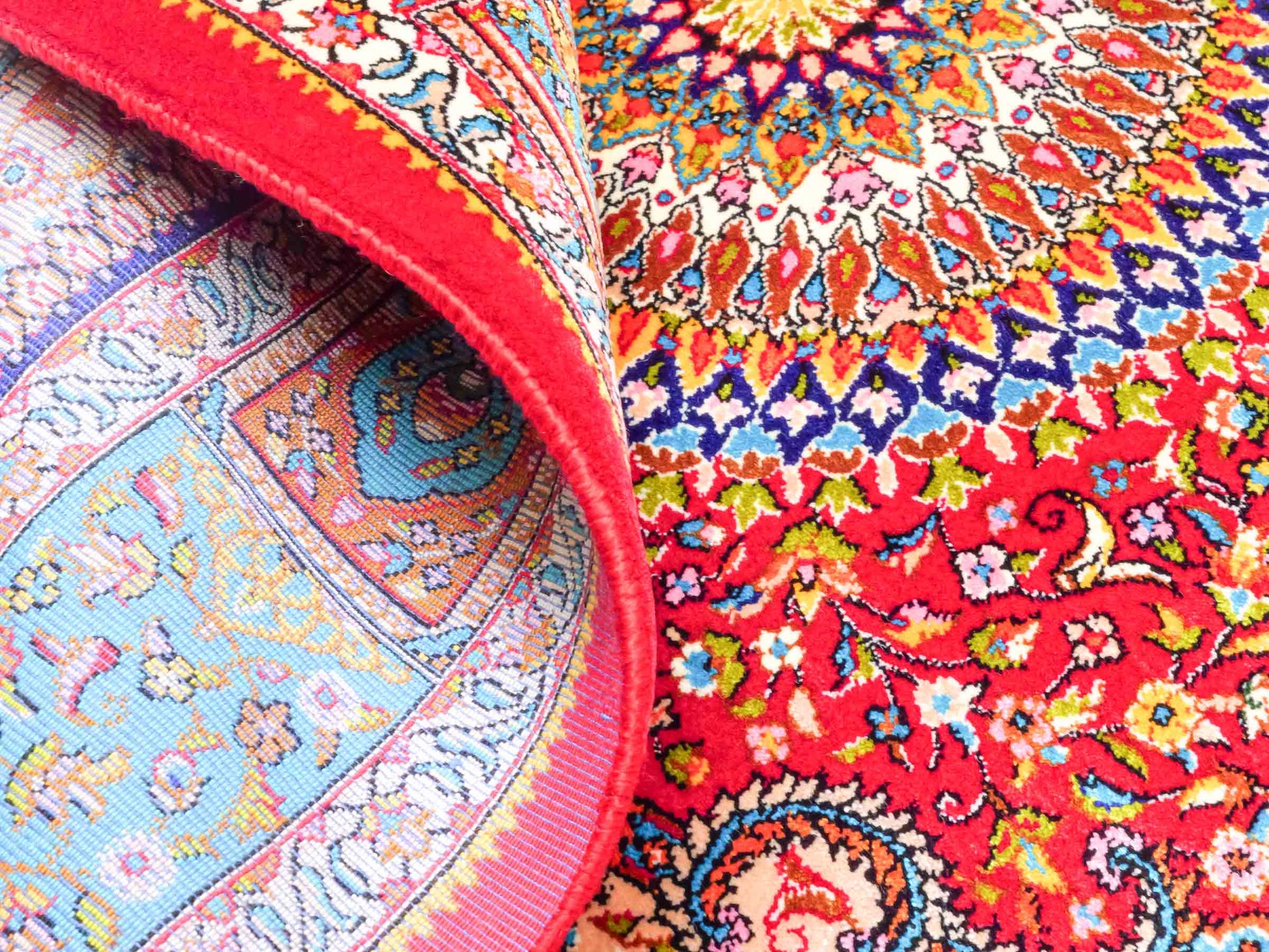 Ghom Maschinenteppich "Homay" 90 x 60 cm aus pflanzlicher Seide (Viskose) mit Medaillon, Rot, Hellblau. Teppichnummer: V45RD054H. Persian Luxury Collection by Khademi. Made in Iran / Persia – Vertrieb durch JUPITER Intl.