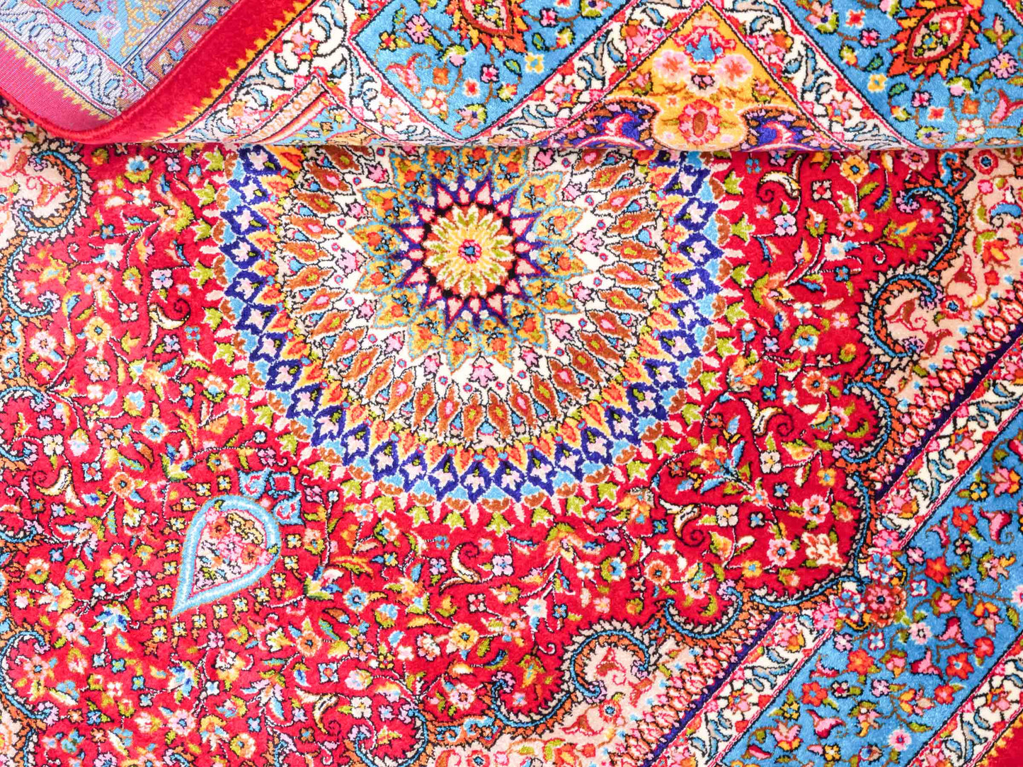 Ghom Maschinenteppich "Homay" 90 x 60 cm aus pflanzlicher Seide (Viskose) mit Medaillon, Rot, Hellblau. Teppichnummer: V45RD054H. Persian Luxury Collection by Khademi. Made in Iran / Persia – Vertrieb durch JUPITER Intl.