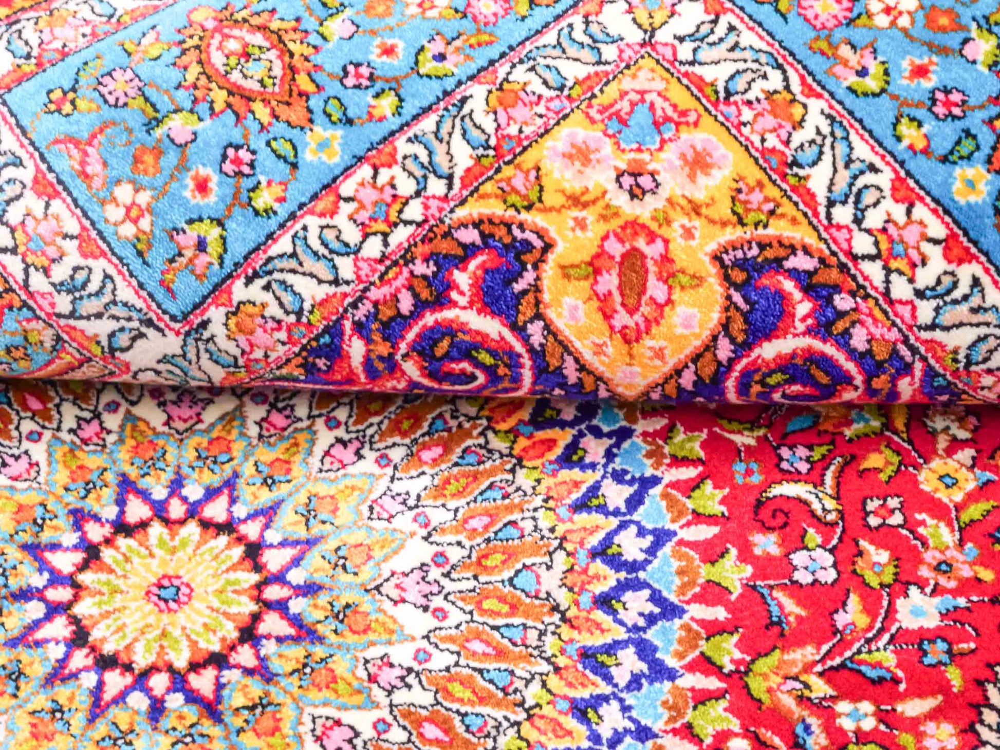 Ghom Maschinenteppich "Homay" 90 x 60 cm aus pflanzlicher Seide (Viskose) mit Medaillon, Rot, Hellblau. Teppichnummer: V45RD054H. Persian Luxury Collection by Khademi. Made in Iran / Persia – Vertrieb durch JUPITER Intl.