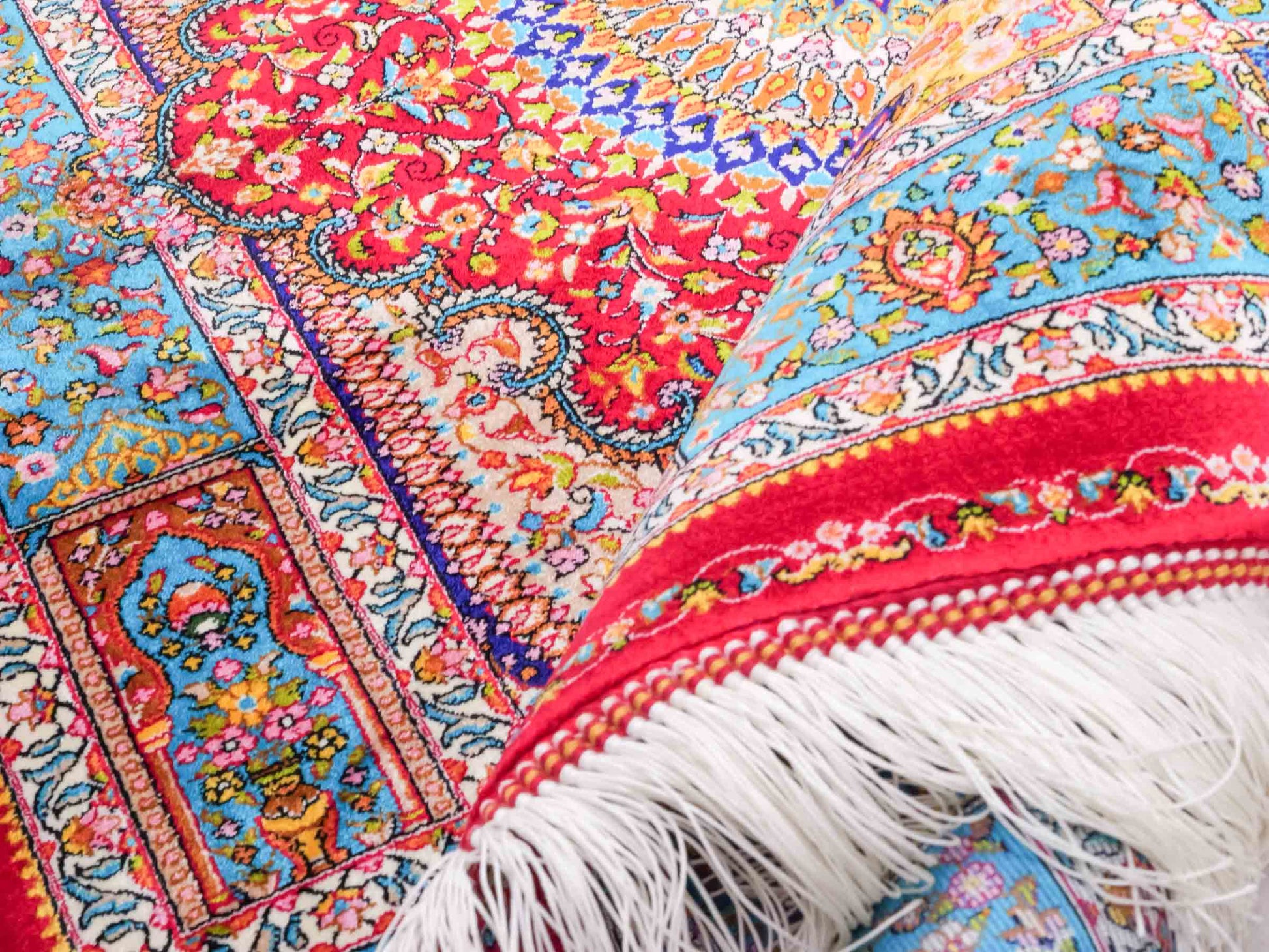 Ghom Maschinenteppich "Homay" 90 x 60 cm aus pflanzlicher Seide (Viskose) mit Medaillon, Rot, Hellblau. Teppichnummer: V45RD054H. Persian Luxury Collection by Khademi. Made in Iran / Persia – Vertrieb durch JUPITER Intl.