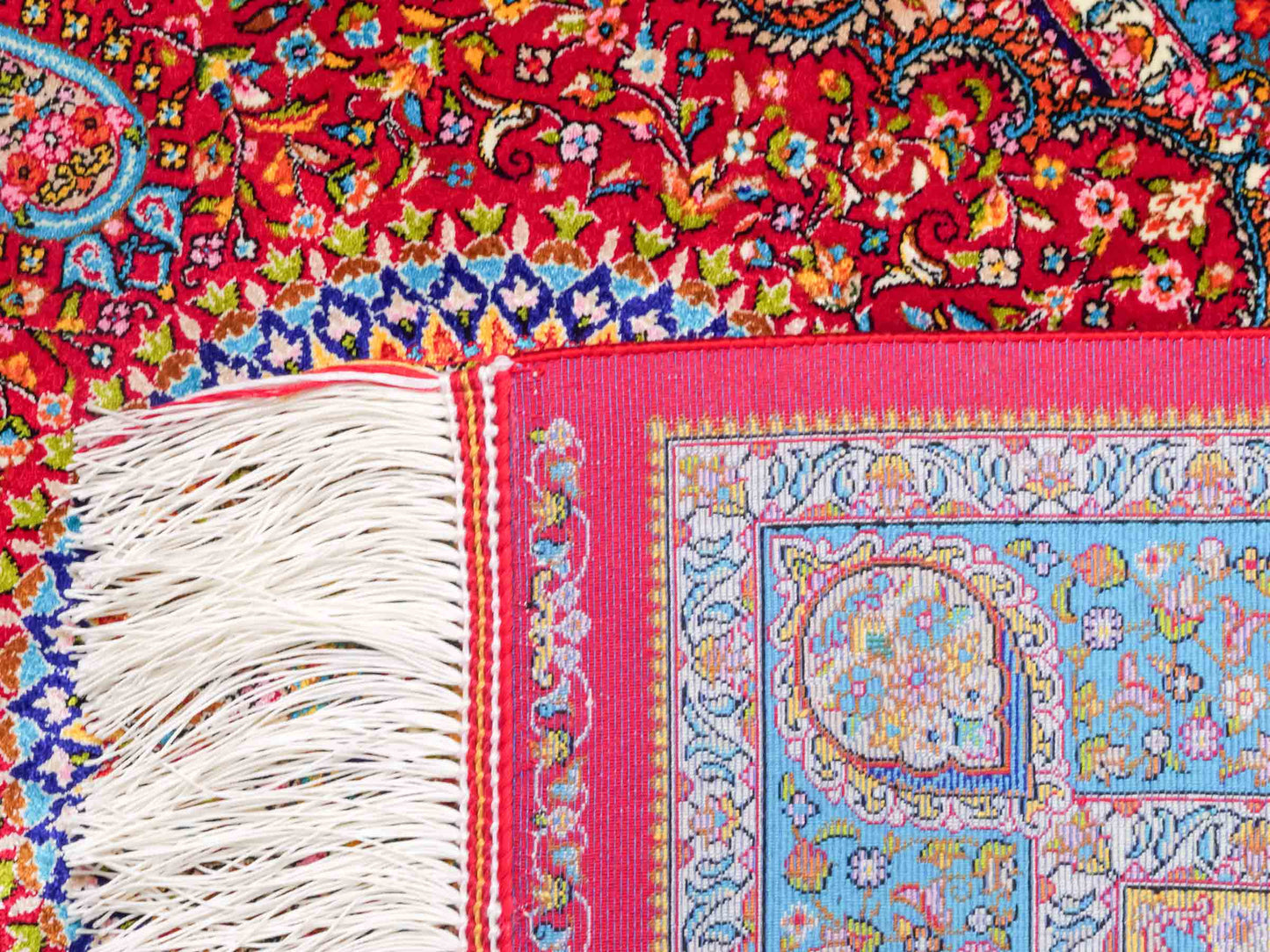 Ghom Maschinenteppich "Homay" 90 x 60 cm aus pflanzlicher Seide (Viskose) mit Medaillon, Rot, Hellblau. Teppichnummer: V45RD054H. Persian Luxury Collection by Khademi. Made in Iran / Persia – Vertrieb durch JUPITER Intl.